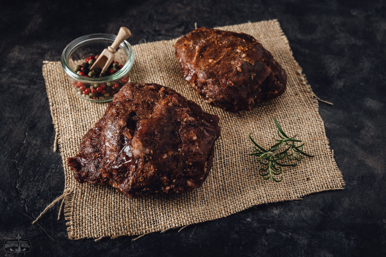 Sous-vide gegarte Ochsenbacke auf cremigem Kartoffelpüree mit Gemüse – zartes Rindfleischgericht Bild von sous-vide vorgegarter Ochsenbacke - zartes und saftiges Fleischgericht, ideal für Feinschmecker und Gourmets, präsentiert auf einem Teller.