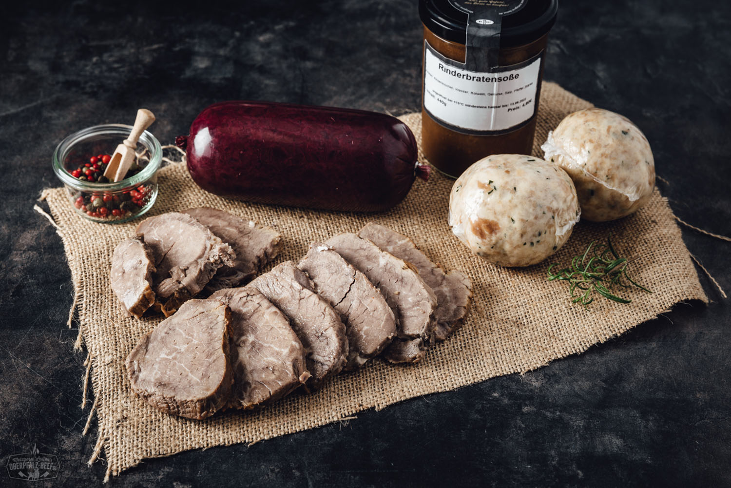 Oberpfälzer Rinderbraten Box – Regionales Rindfleisch frisch verpackt Ein hochwertiges, appetitlich angerichtetes Stück Oberpfälzer Rinderbraten in einer dekorativen Box, präsentiert auf einer rustikalen Unterlage mit frischen Kräutern und Beilagen, ideal für Gourmets und Feinschmecker.