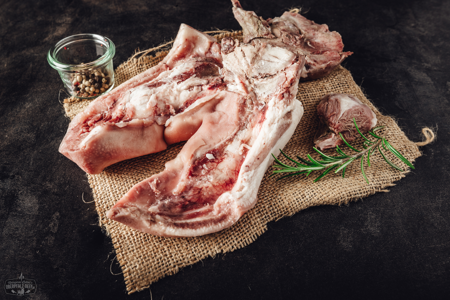 Fein gekörnter Oberpfälzer Leberkäse in geöffneter Konservendose auf hellem Untergrund, mit sichtbarem Etikett in Rot-Beige, das Produktnamen und Herstellerlogo zeigt – traditionelle bayerische Wurstspezialität aus der Dose.