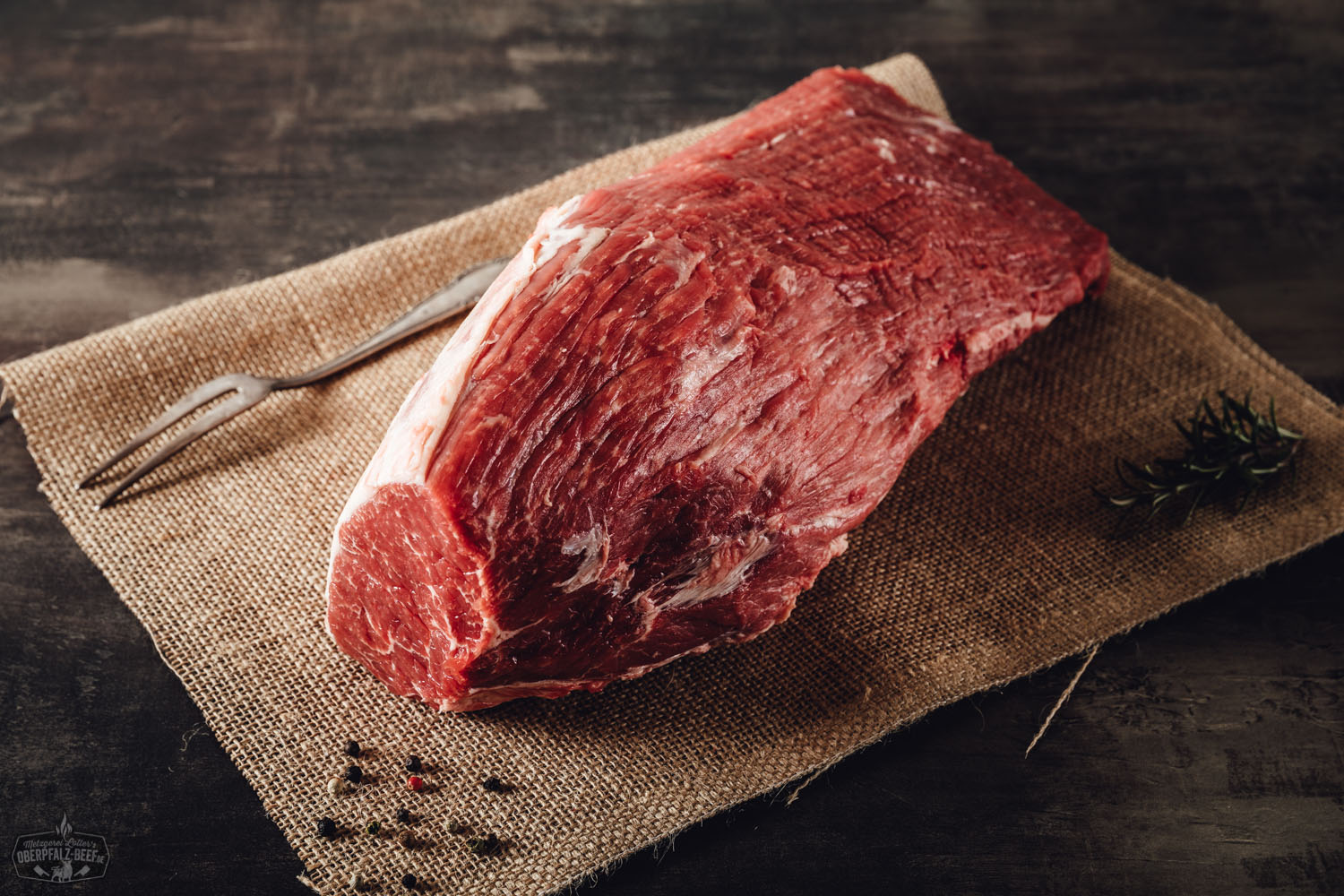 Rinderbraten aus der Nuss vom Oberpfalz-Rind, perfekt gegart und saftig aufgeschnitten, serviert mit einer dunklen Bratensoße auf einem weißen Teller – hochwertiges Rindfleischgericht aus der Region, ideal für festliche Mahlzeiten.