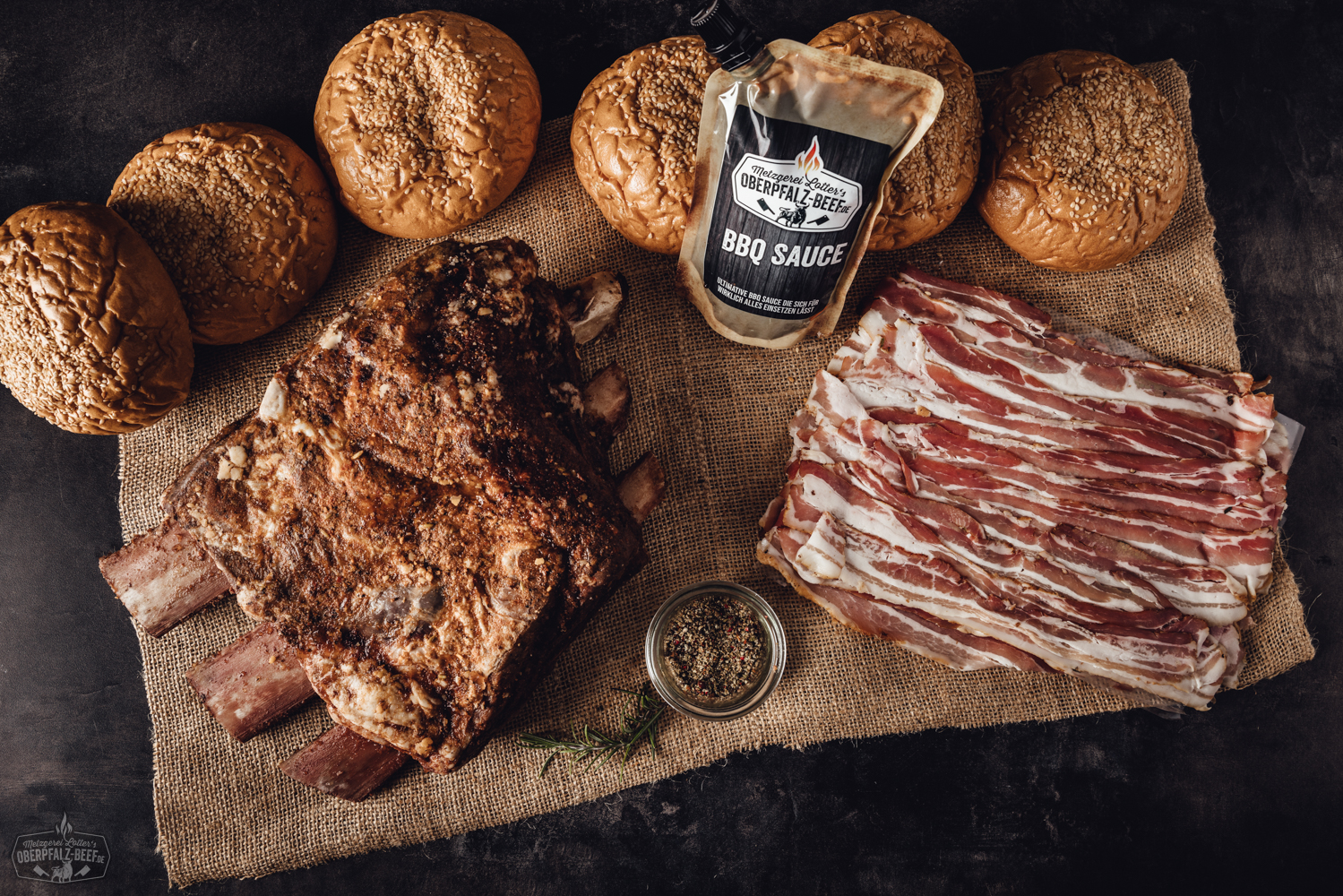 Sous-vide gegarte Beef Short Ribs vom Oberpfalz-Rind in praktischer Box Sous-vide gegarte Beef Short Ribs vom Oberpfalz-Rind, angerichtet auf einem Holzbrett mit BBQ-Sauce und frischen Kräutern, zart gegart und saftig in einer Genuss-Box – hochwertige Fleischspezialität für Grillfans und Feinschmecker.