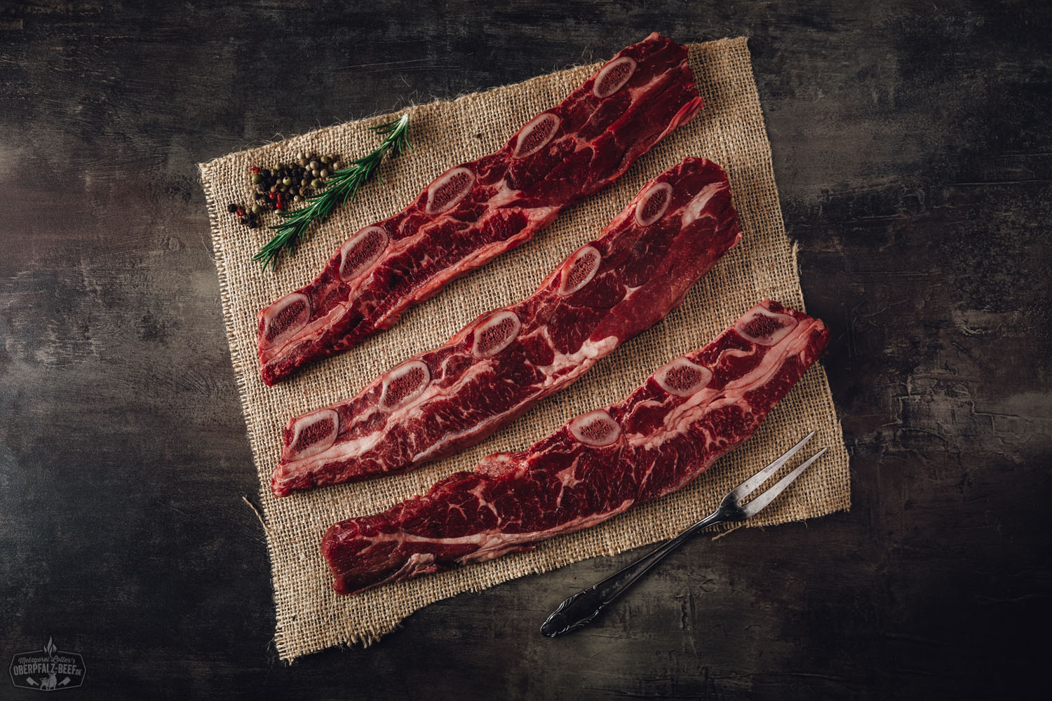 Short Ribs Korean Style vom Oberpfalz-Rind – zartes Rindfleisch perfekt gegrillt Gegrillte koreanische Short Ribs vom Oberpfalz-Rind auf dunklem Untergrund, saftig glasiert mit karamellisierter Marinade, garniert mit Sesam und Frühlingszwiebeln, angerichtet für BBQ oder asiatische Fleischgerichte.