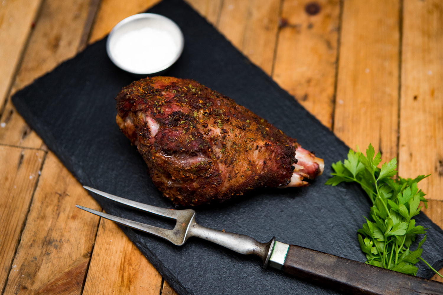 Unterkeulen von der Oberpfälzer Bauernpute – Frisches Geflügelfleisch direkt vom Bauernhof Rohe Unterkeulen von der Oberpfälzer Bauernpute auf dunklem Naturstein angerichtet, mit Thymian, Rosmarin und grobem Meersalz garniert – frisches Geflügel direkt vom Bauernhof.
