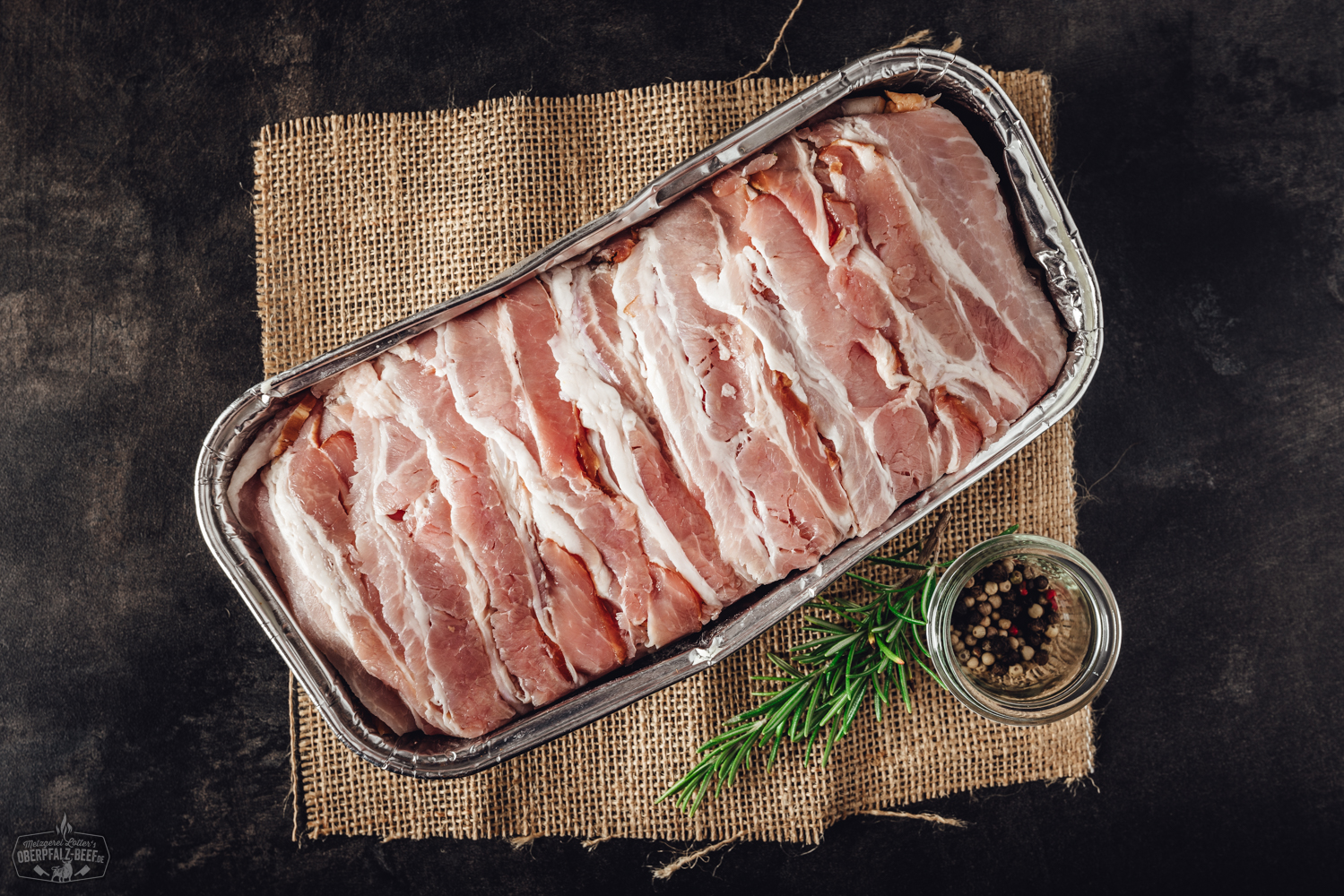 Saftige Bacon Bomb vom Grill – perfekt gefüllte Hackfleischrolle mit Baconmantel Ein herzhaft gefüllter Hackbraten namens Bacon Bomb mit knusprigem Speck umwickelt, perfekt gegrillt für einen saftigen BBQ-Genuss.