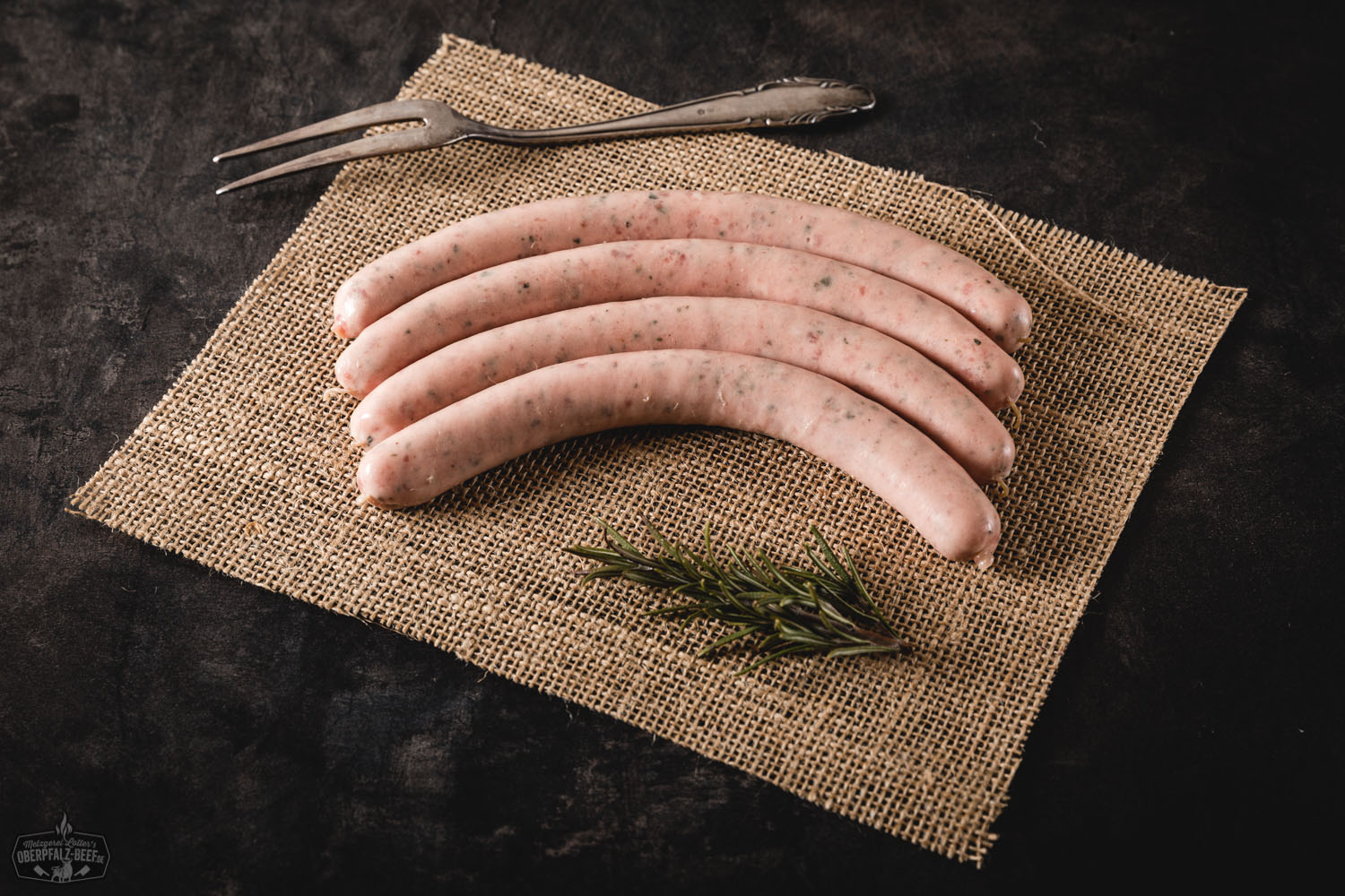 Oberpfälzer Bratwürste frisch gegrillt auf Holzbrett – regionale Spezialität aus Bayern Nahaufnahme von fünf gegrillten Oberpfälzer Bratwürsten mit typischer heller Farbe und leicht gebräunter Haut, serviert auf einem weißen Teller mit Sauerkraut und Senf – traditionelle bayerische Spezialität aus der Oberpfalz.
