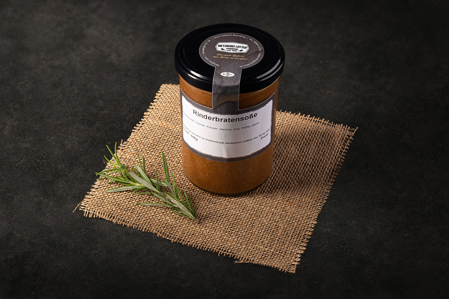 Rinderbratensoße im Glas – Hausgemachte Fertigsauce aus Bayern Rinderbratensoße in einem Glas mit dekorativem Etikett und Schraubverschluss, ideal zur Verfeinerung von Fleischgerichten, auf einem Holztisch präsentiert.