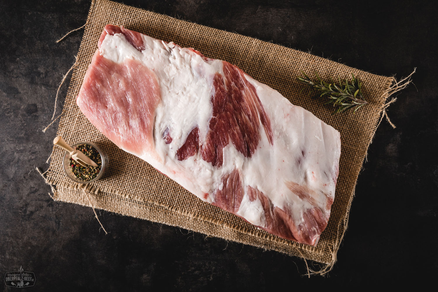 Zart gegrillte St. Louis Ribs vom Oberpfälzer Landschwein auf Holzbrett – BBQ-Spezialität aus regionaler Herkunft St. Louis Ribs aus der Brustspitze vom Oberpfälzer Landschwein, saftig und perfekt gegrillt auf einem Schneidebrett serviert, ideal für BBQ-Liebhaber.