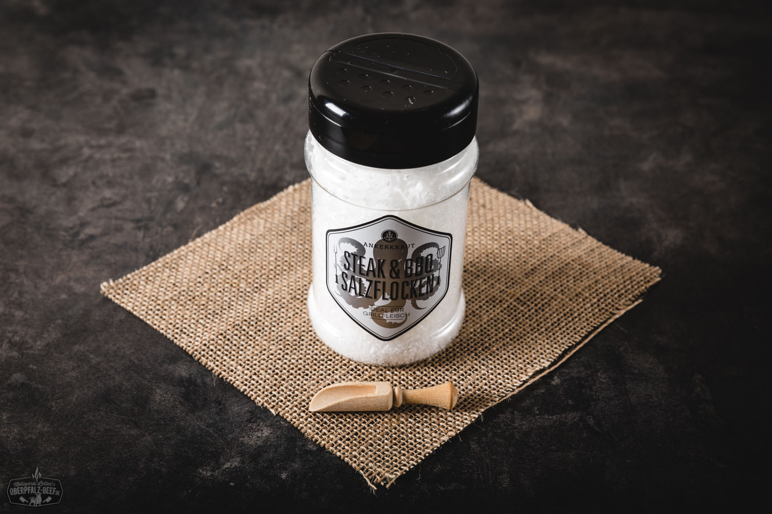 Saftig gegrilltes Rindersteak auf rustikalem Holzbrett, garniert mit groben Meersalzflocken und Ankerkraut-Gewürzen – perfektes BBQ-Fleisch mit knuspriger Kruste und saftigem Kern, ideal für Grillabend oder Steakgenuss.