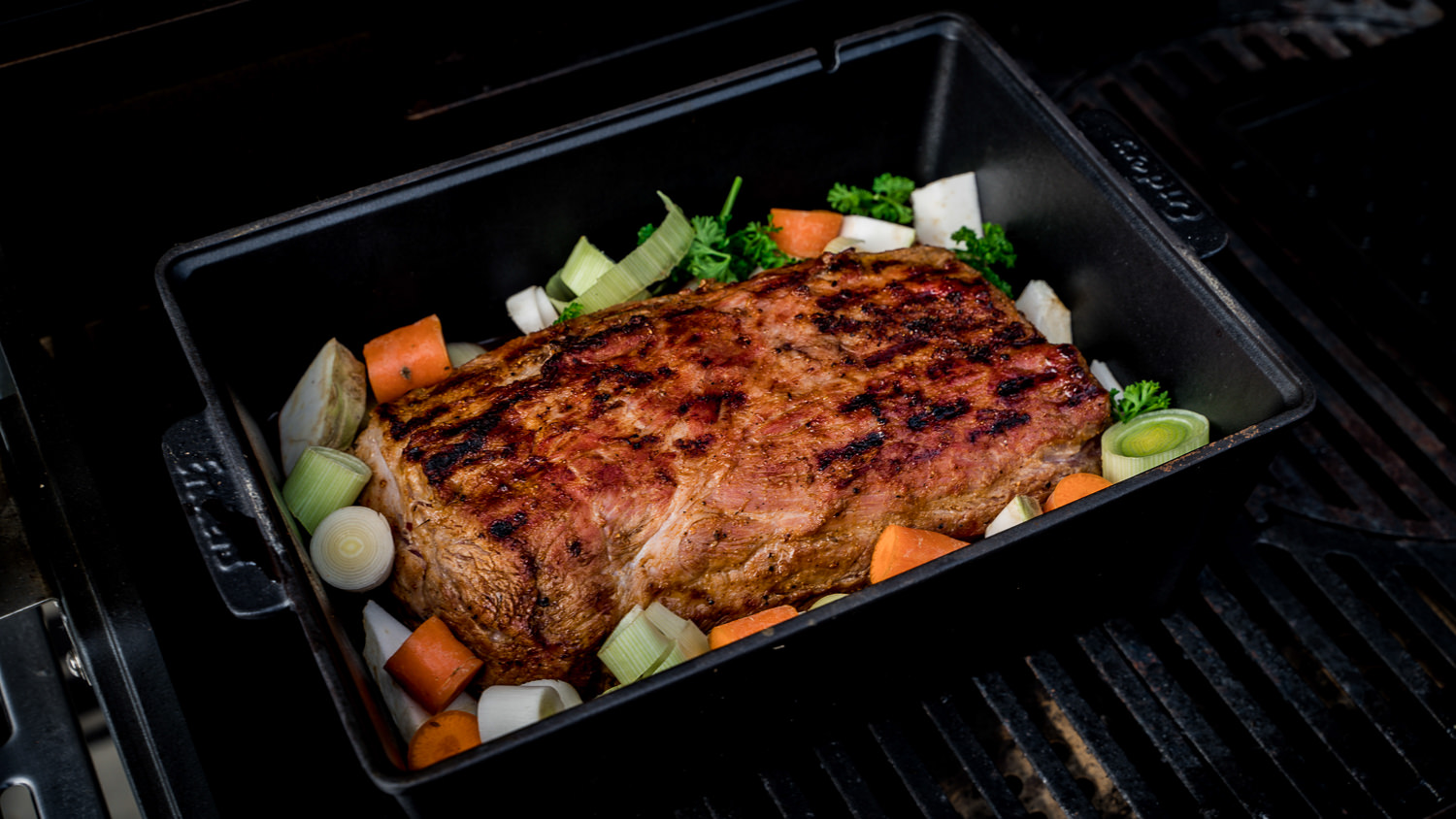 Wildschwein-Nacken ohne Knochen aus der Oberpfalz – regionales Wildfleisch kaufen Rohes Wildschweinfleisch, zugeschnitten als Nacken ohne Knochen, auf dunklem Holzbrett angerichtet – marmoriert, frisch und saftig, ideal für Braten oder Grillgerichte; umgeben von Gewürzen wie Rosmarin, Pfeffer und Knoblauch.