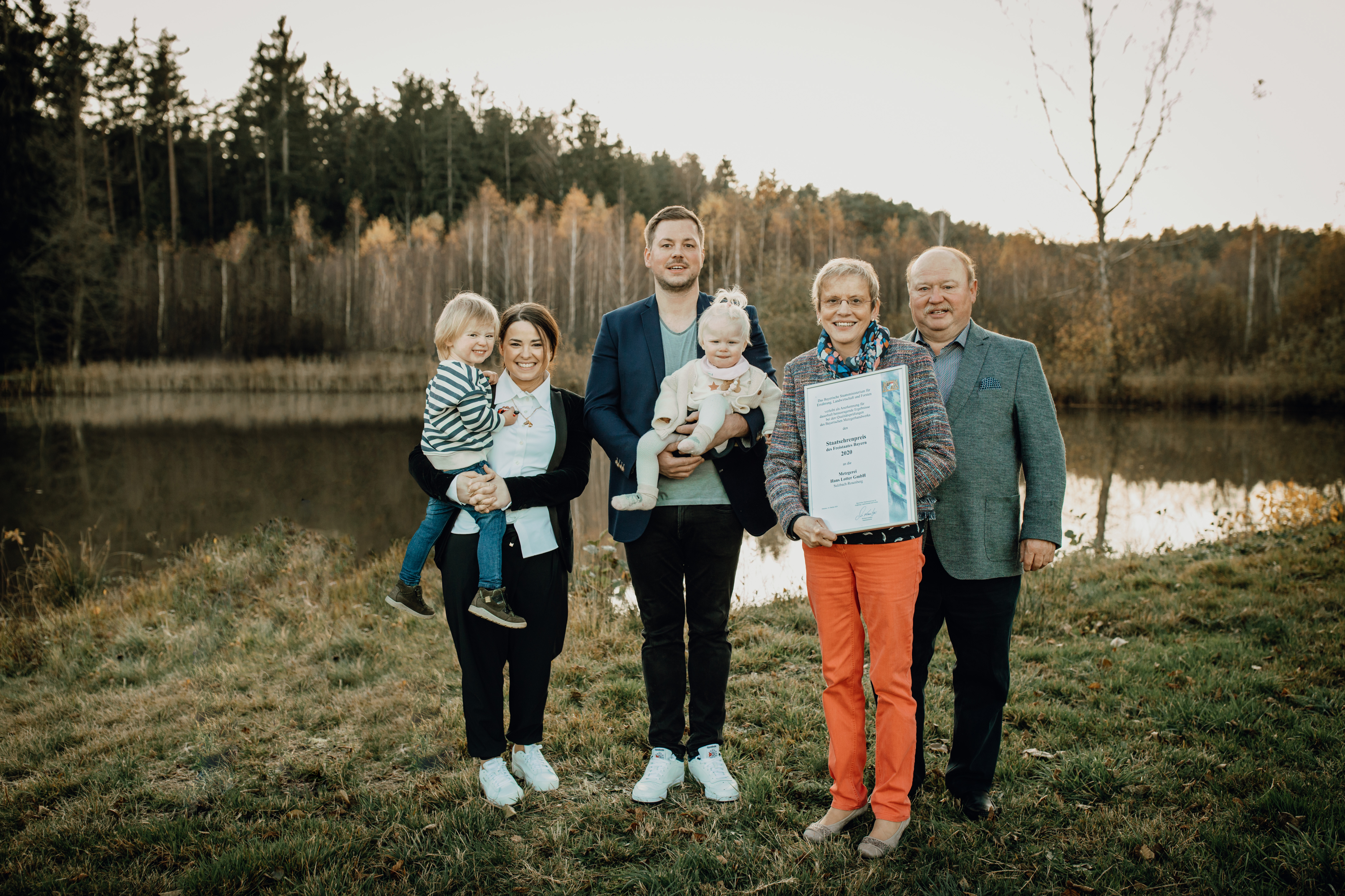 Familienportrait der Familie Lotter mit Rindern auf der Oberpfalz-Weide Familienfoto: Naja und Johannes Lotter mit ihren Kindern Hannes und Hanna sowie die Großeltern Marianne und Hans Lotter auf einem Bauernhof in der Oberpfalz.