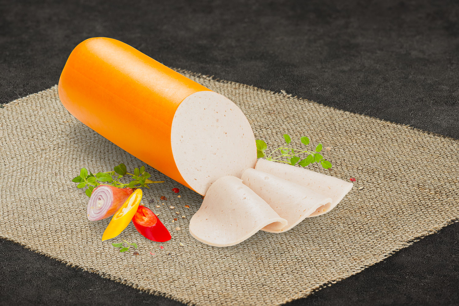 Geschnittene Gelbwurst auf weißem Teller – Frische bayerische Wurstspezialität Geschnittene Gelbwurst aus der Oberpfalz, appetitlich auf einem Holzbrett angerichtet, mit frischer Petersilie garniert; traditionelle bayerische Wurstspezialität in heller Farbe, leicht marmoriert, für Brotzeit oder Frühstück geeignet.