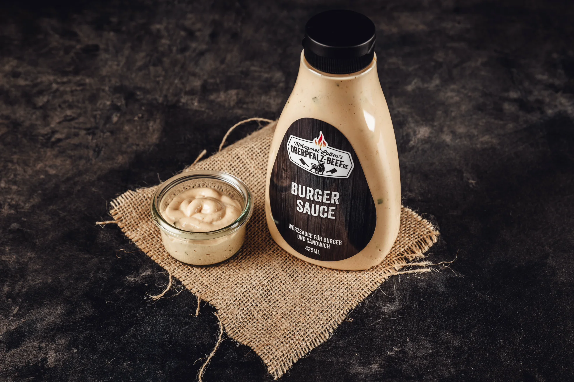 Hausgemachte Burger Sauce – Cremig, würzig & perfekt zum Grillen Bild einer Burger-Sauce, cremig und aromatisch, ideal als Begleitung für saftige Oberpfalz-Beef-Burger, in einer stilvollen Verpackung, perfekt für BBQ-Abende.