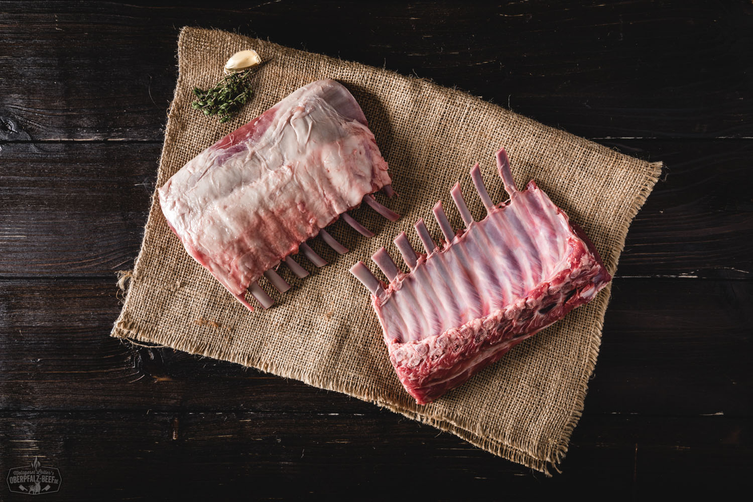 Lammracks vom Juradistl-Lamm frisch gegrillt auf Holzbrett – Premium Fleischqualität aus der Oberpfalz Lammracks vom Juradistl Lamm auf einem dunklen Holzbrett präsentiert, saftig zubereitet mit einer knusprigen Kräuterkruste, ideal für ein gehobenes kulinarisches Erlebnis.