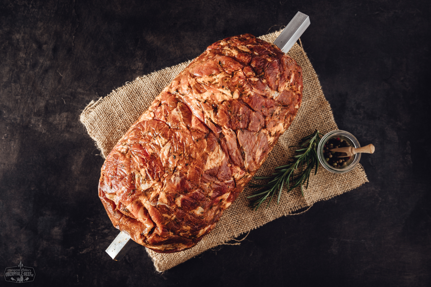 Gyros-Spieß aus saftigem, handgeschnittenem Schweinefleisch vom Oberpfälzer Landschwein, goldbraun geschichtet und bereit zum Grillen – traditionell zubereitet für authentischen Gyros-Genuss.