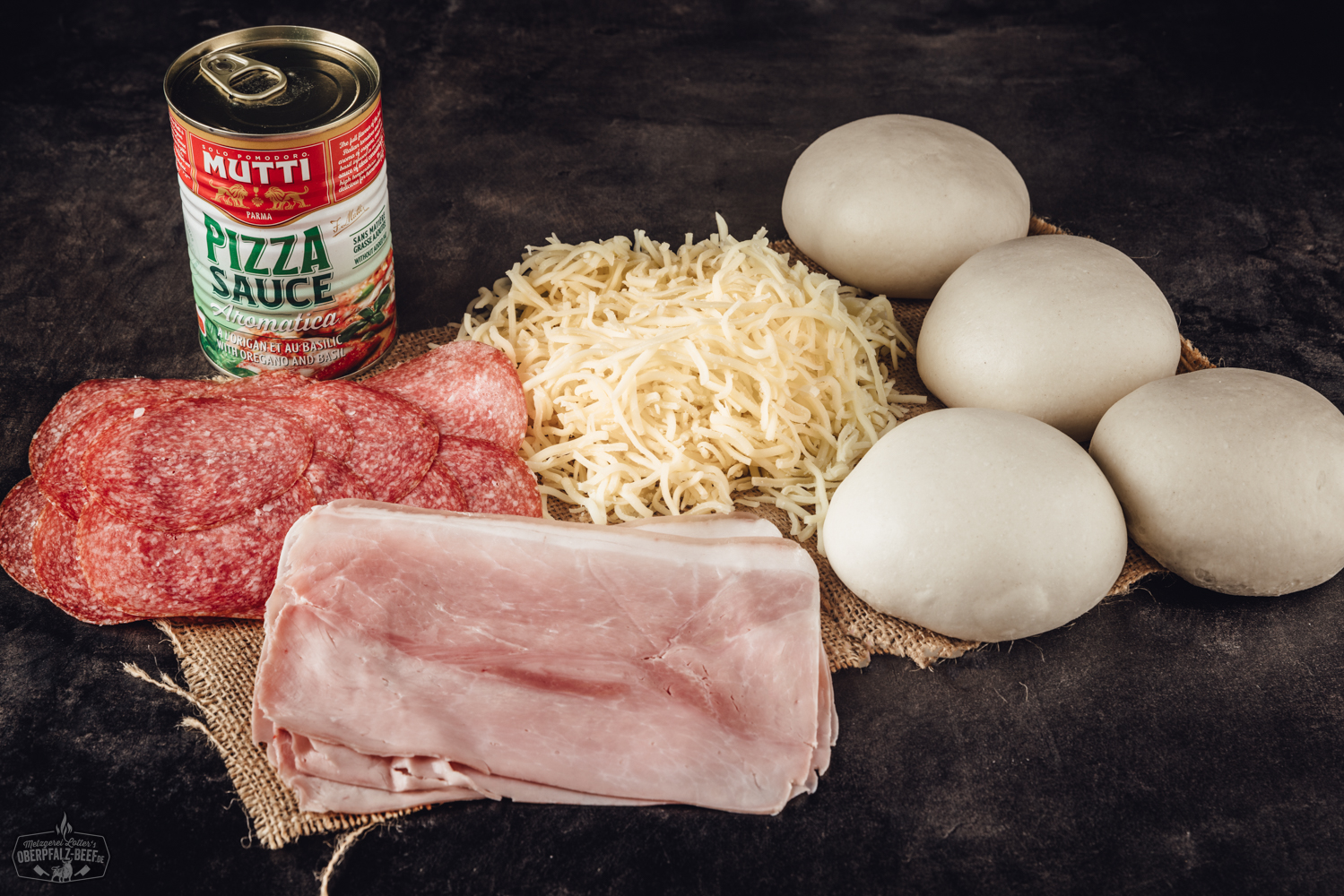 Pizza-Paket Klassik mit hochwertigen Fleischzutaten – Oberpfalz Beef Familie mit zwei Kindern steht lachend auf einer grünen Wiese vor Weide mit Rindern, im Hintergrund sanfte Hügellandschaft in der Oberpfalz; symbolisiert nachhaltige Rinderzucht und regionale Lebensmittel, ideal für Direktvermarktung von Oberpfalz Beef.
