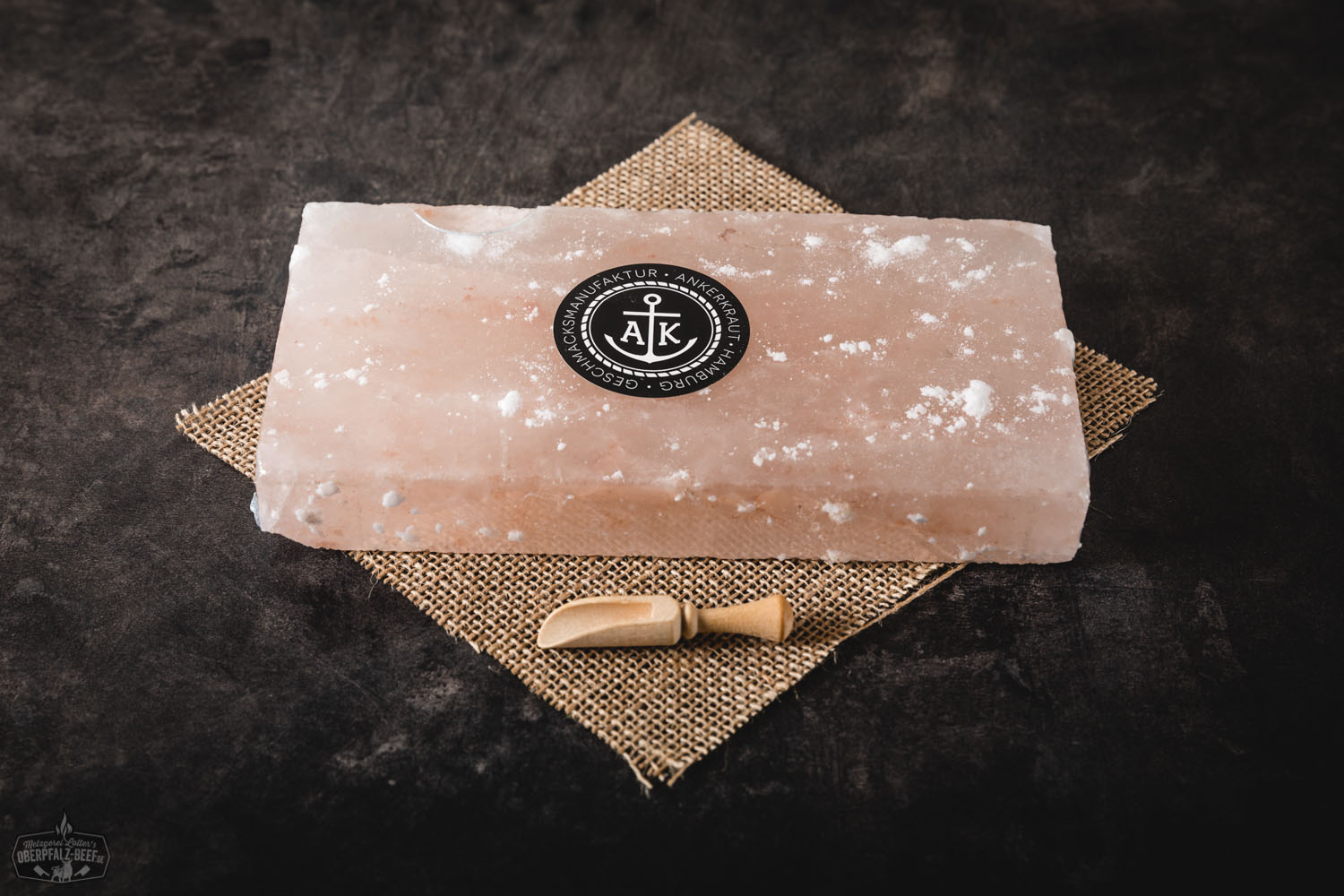Rechteckiger BBQ-Salzblock von Ankerkraut in Natursteinoptik, Maße 20 x 10 x 2,5 cm, liegt auf neutralem Untergrund – ideal zum Grillen und Würzen von Fleisch, Gemüse und Fisch.