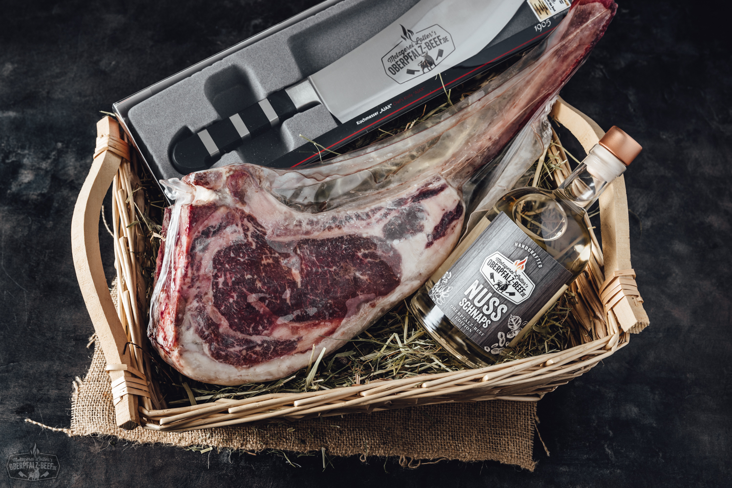 Dry Aged Tomahawk Steak – Premium Rindfleisch aus der Oberpfalz Porträt eines kräftigen Charolais-Bullen mit hellem, muskulösem Körperbau, breiter Stirn und markanten Hörnern, stehend auf grüner Weide unter bewölktem Himmel – Symbol für hochwertiges regionales Rindfleisch aus der Oberpfalz.