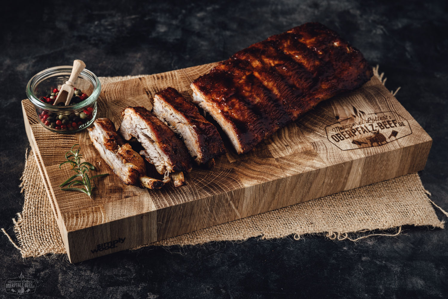 Sous-vide gegarte Baby Back Ribs vom Oberpfälzer Landschwein – zart & saftig fertig zubereitet Sous-vide vorgegarte Baby Back Ribs vom Oberpfälzer Landschwein auf rustikalem Holzbrett, saftig und zart, perfekt für Grillabende, hochwertige Qualität aus der Oberpfalz.