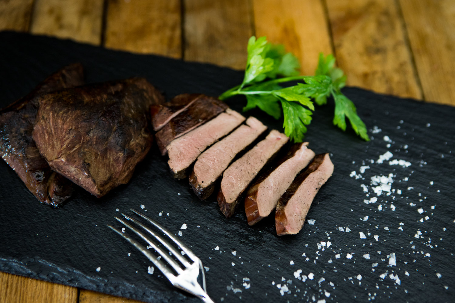 Frisches rohes Schweineherz auf Schneidebrett – hochwertiges Innereienfleisch für die Zubereitung Rohes Schweineherz auf weißem Hintergrund, frisch und detailreich dargestellt mit sichtbarer Muskulatur und Blutgefäßen – ideal für Metzgerei, Fleischverarbeitung oder Rezeptideen in der Fleischküche.