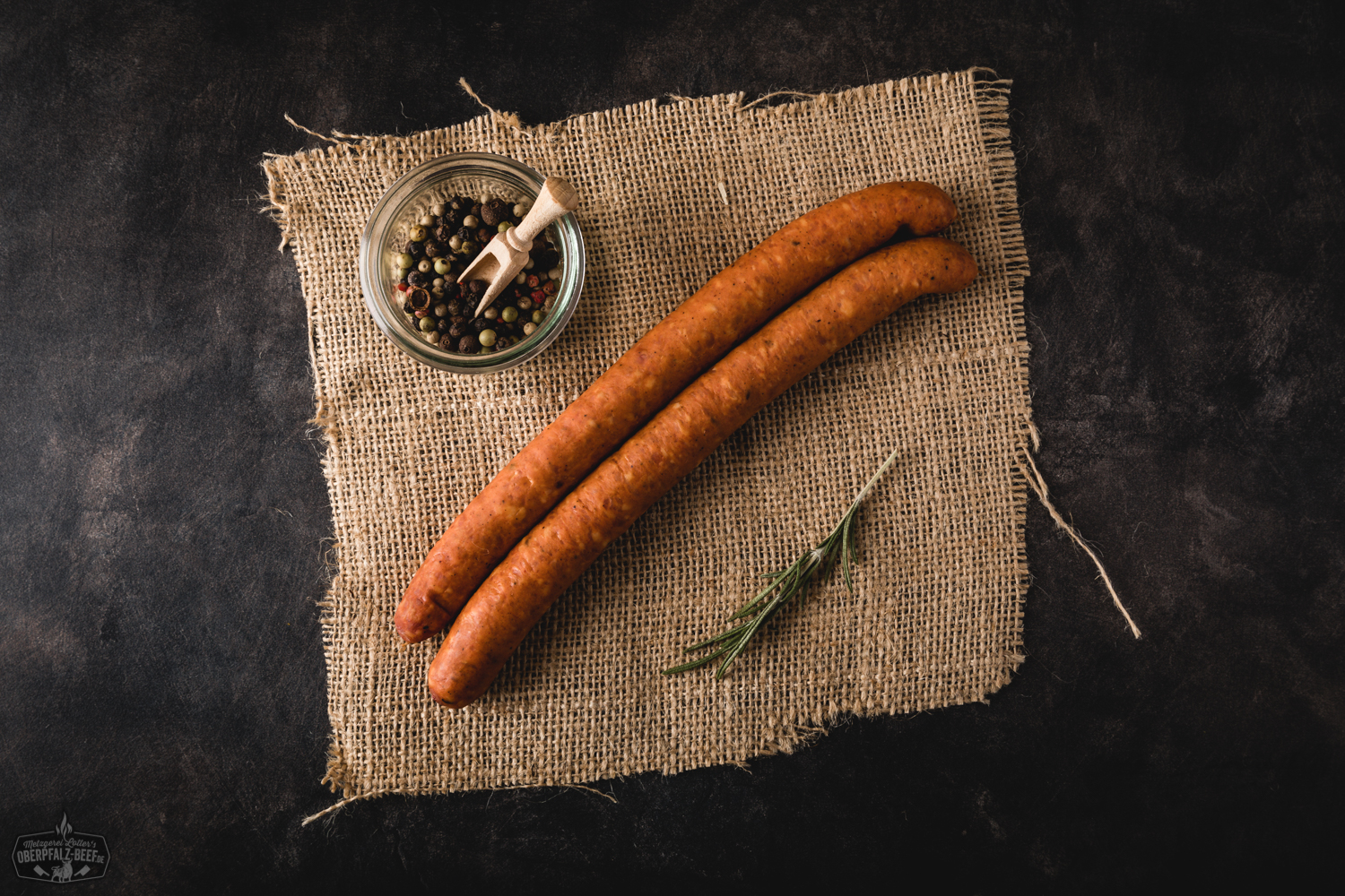 Debrecziner Würstchen auf Holzbrett mit Senf und Zwiebeln – Herzhaftes BBQ aus der Oberpfalz Zwei goldbraun gebratene Debrecziner Würste liegen auf einem rustikalen Holzbrett, begleitet von Senf, knusprigem Brot und frischer Petersilie – perfekte Zubereitung der ungarischen Würstchen für ein herzhaftes Barbecue oder deftige Brotzeit.