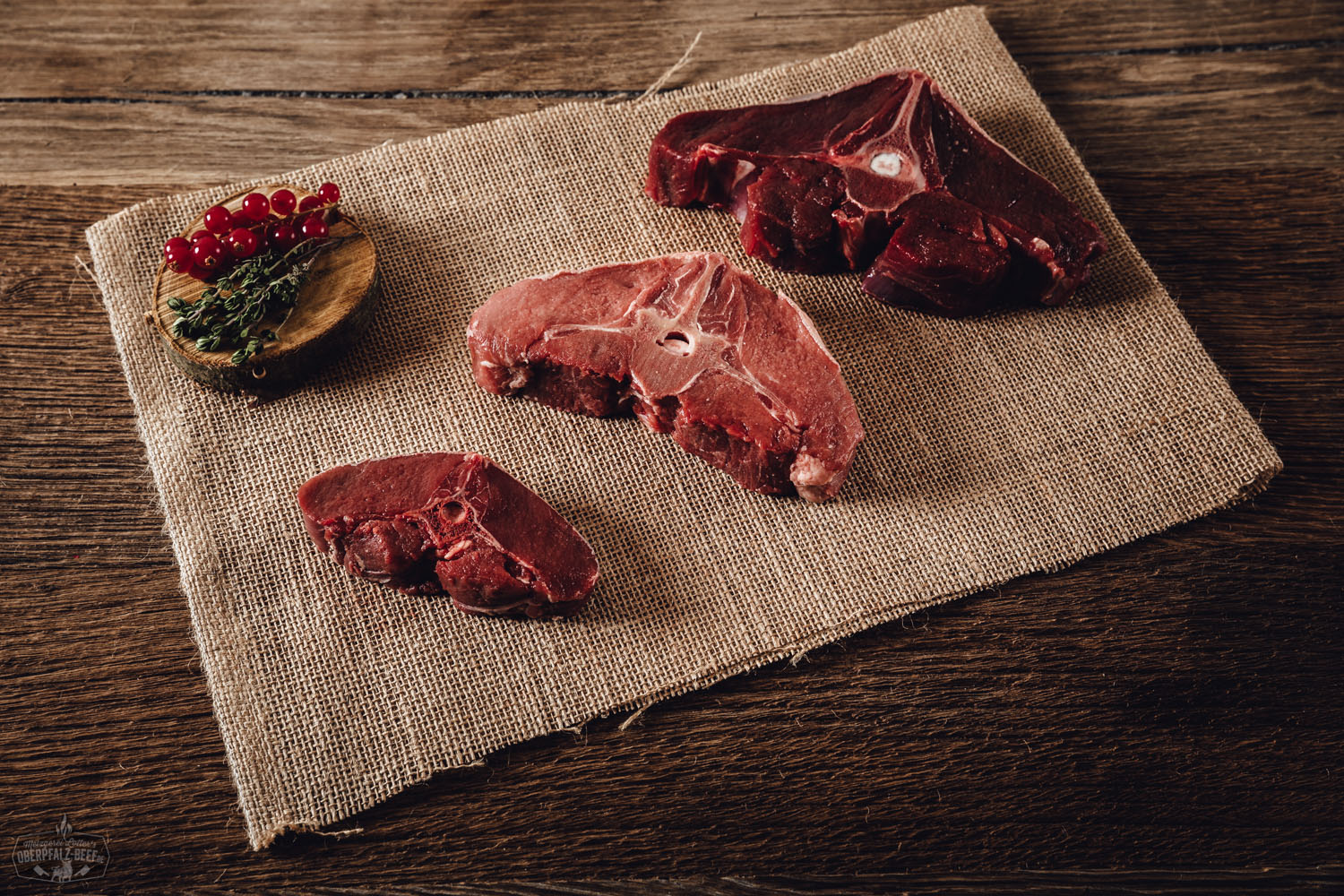 Steakpaket Wild Grillen – Premium Wildfleisch zum Grillen online kaufen „Bild von einem Steakpaket zum Wildgrillen – Premium-Oberpfalz Beef mit verschiedenen Fleischvariationen, perfekt für den Grillabend unter freiem Himmel. Hochwertiges Grillfleisch aus der Region mit besonderem Geschmackserlebnis.“