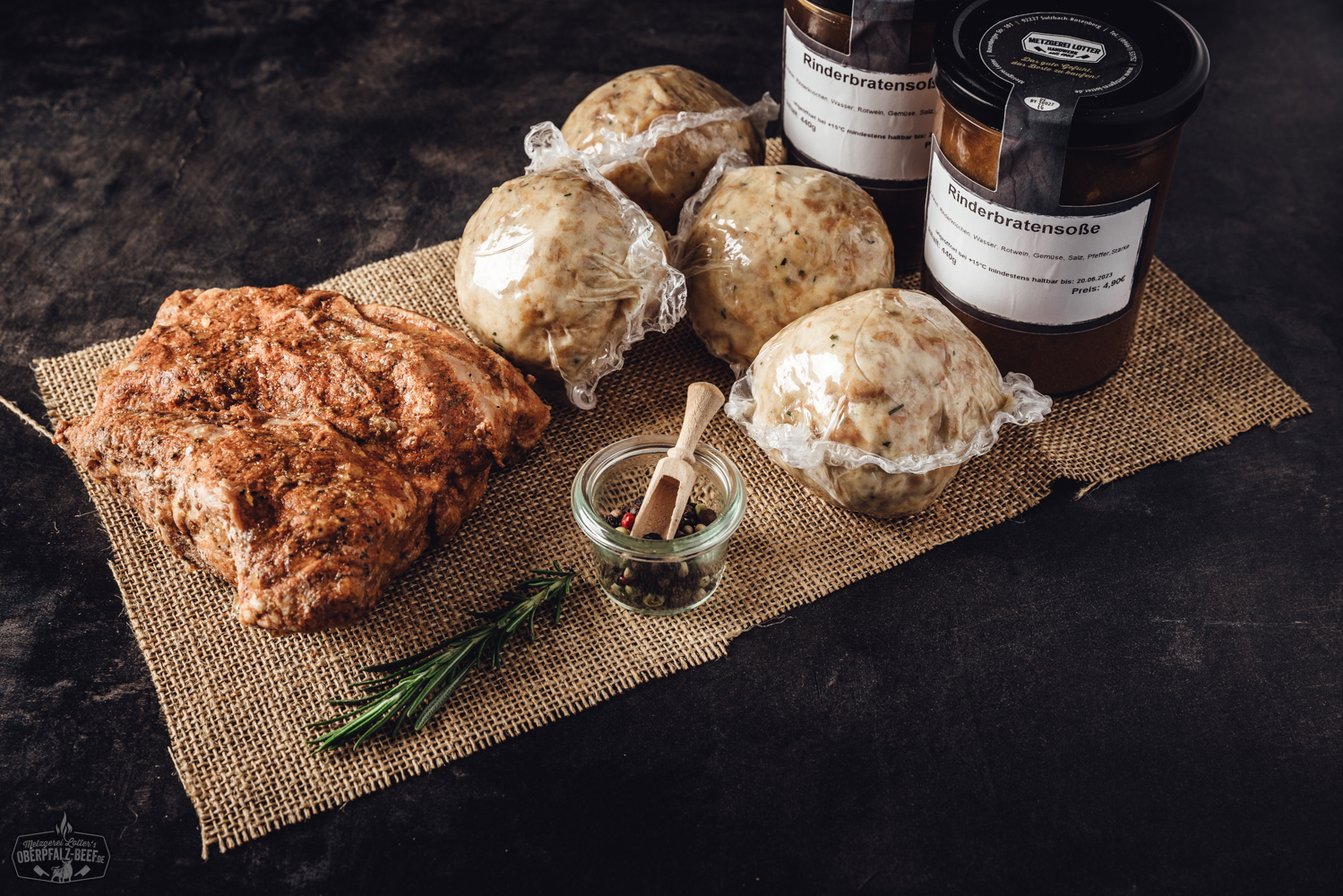 Sous-vide gegarter Kalbsbraten aus der Schulter in Premium-Qualität Sous-vide gegarter Kalbsbraten aus der Keule, serviert in appetitlichen Scheiben auf einer Holzplatte mit frischen Kräutern garniert; saftige Fleischtextur und zarte Bräunung zeigen schonende Zubereitung – ideal für Feinschmecker und BBQ-Liebhaber.