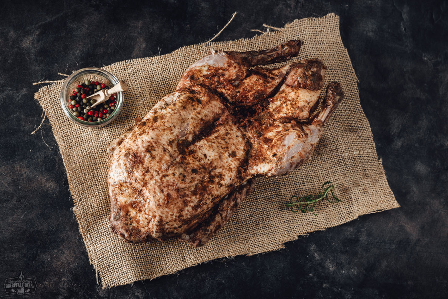 Sous-vide gegarte Oberpfälzer Bauernente – zart & vorgegart für perfekten Genuss Vorgegarte Oberpfälzer Bauernente, goldbraun gebraten, aufgeschnitten mit knuspriger Haut und zartem Fleisch, angerichtet auf einem Holzbrett mit frischen Kräutern – traditionelle bayerische Spezialität, perfekt für Sous-vide-Zubereitung.