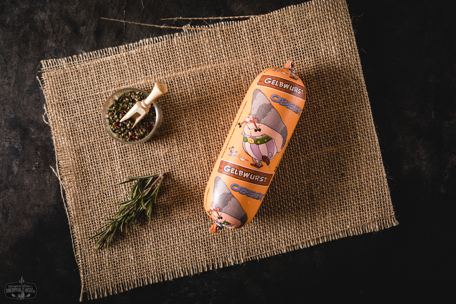 Mehrere Scheiben fein geschnittene Gelbwurst mit Petersilien-Garnitur auf einem Holzbrett, traditionelle bayerische Portionswurst mit heller Farbe und zarter Textur, angerichtet für eine Brotzeit.