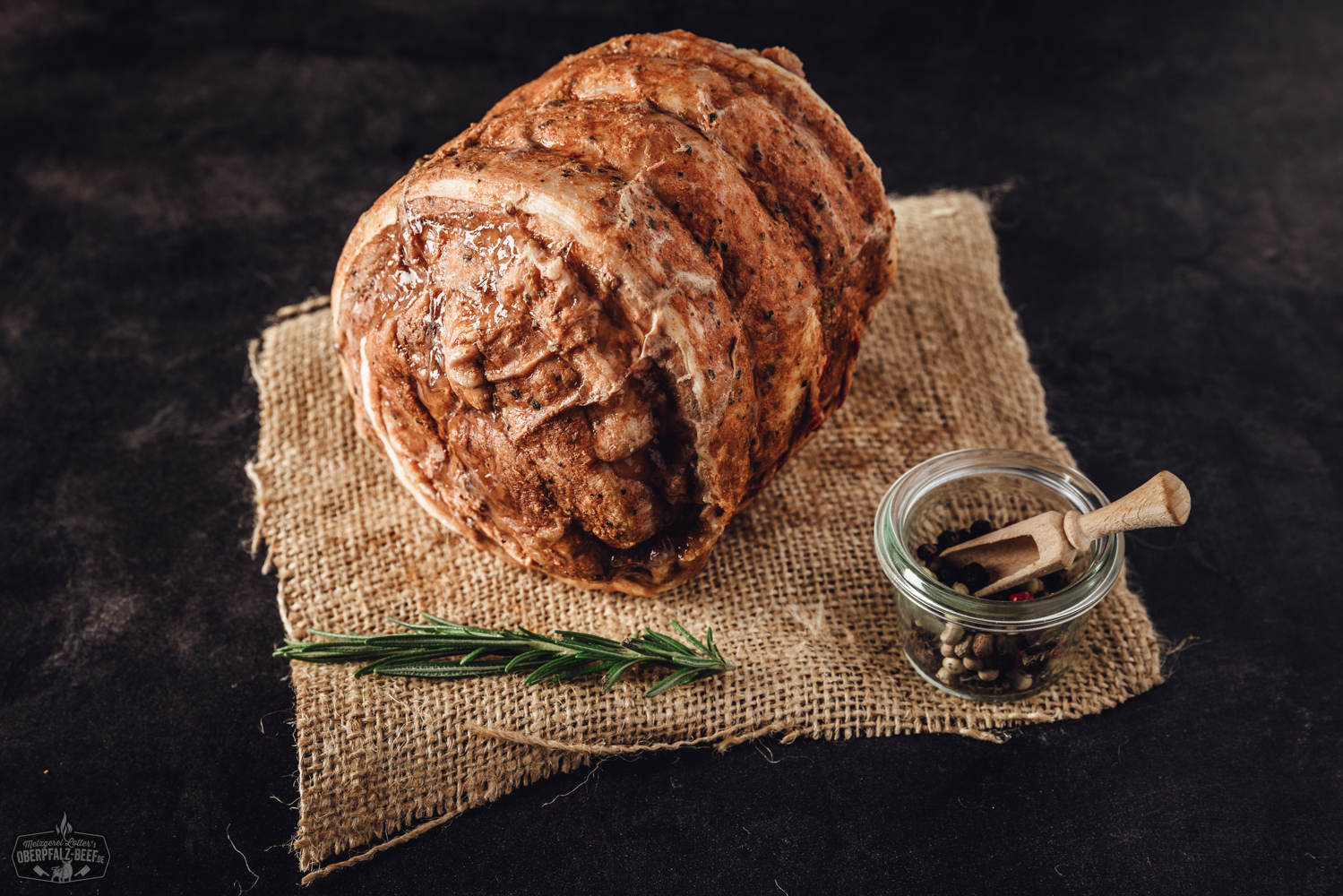 Sous-vide gegarter Kalbsrollbraten – zartes Fleisch perfekt vorbereitet Zwei handgemachte Döner-Fladenbrote aus Weizenmehl, goldbraun gebacken mit leicht knuspriger Kruste und sichtbarer Porung, nebeneinander auf dunklem Untergrund präsentiert – ideal als Basis für Döner, Sandwiches oder mediterrane Spezialitäten.