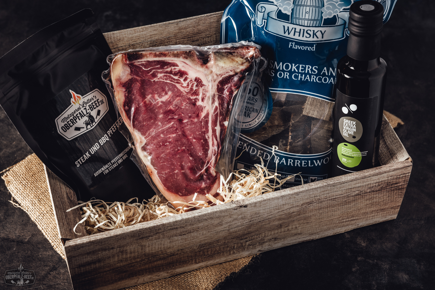 Ein saftiges, perfekt gegrilltes Rindersteak liegt auf einem Holzbrett, umgeben von Rauchschwaden; im Hintergrund sind Grillutensilien und Gewürze sichtbar – ideal für BBQ- und Oberpfalz-Beef-Fans.