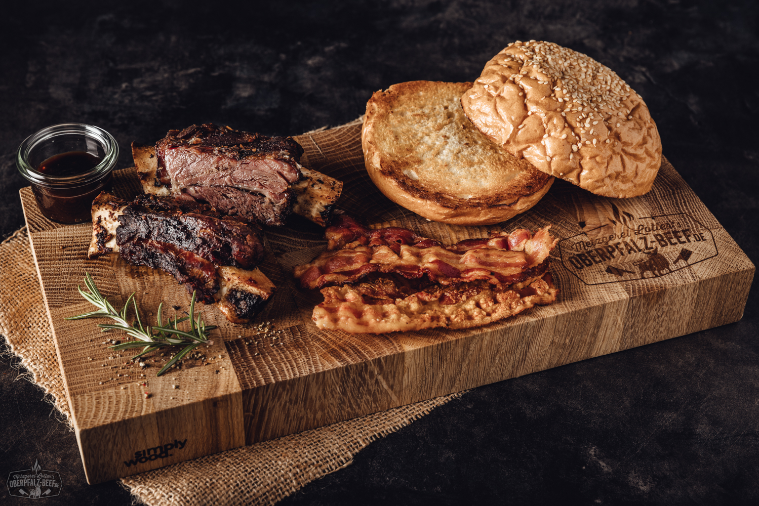 Sous-Vide gegarte Beef Back Ribs vom Oberpfalz-Rind in BBQ-Box – zartes Rindfleisch fertig zum Grillen Sous-vide gegarte Beef Back Ribs vom Oberpfalz-Rind in geöffneter Verpackung auf dunklem Untergrund, saftig-glänzend mit markanter Röstaroma-Note, demonstriert zartes Premium-Rindfleisch aus Bayern – perfekt vorbereitet für Grill oder Ofen.