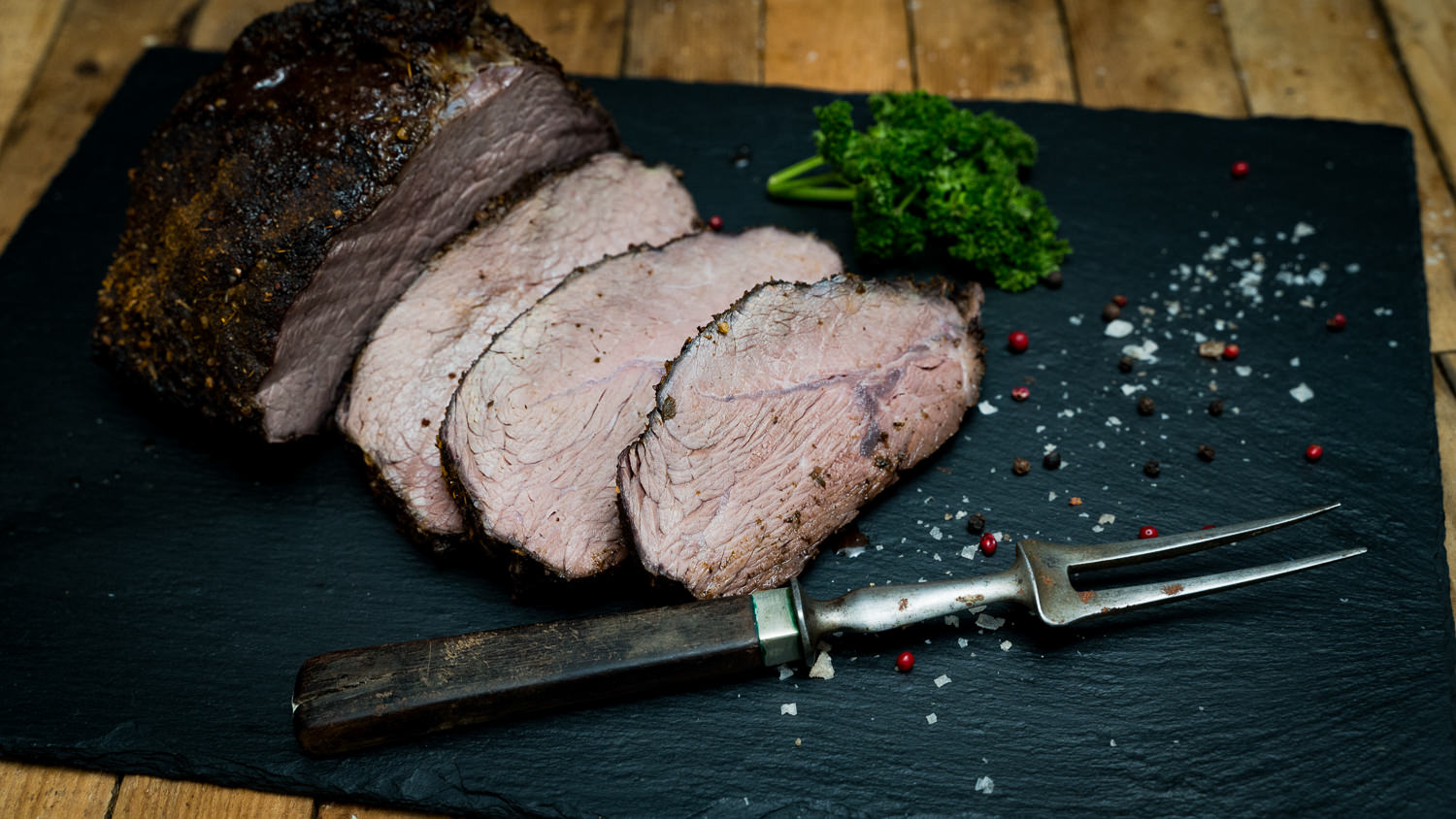 Saftiger Rinderbraten aus der Nuss vom Oberpfalz-Rind – regionales Premiumfleisch Handgeschnittenes Rindergulasch vom Oberpfalz-Rind auf Holztisch, roh und in größeren Stücken, mit sichtbarer frischer Fleischstruktur, regionales Qualitätsfleisch für deftige Rezepte und traditionelle bayerische Küche.