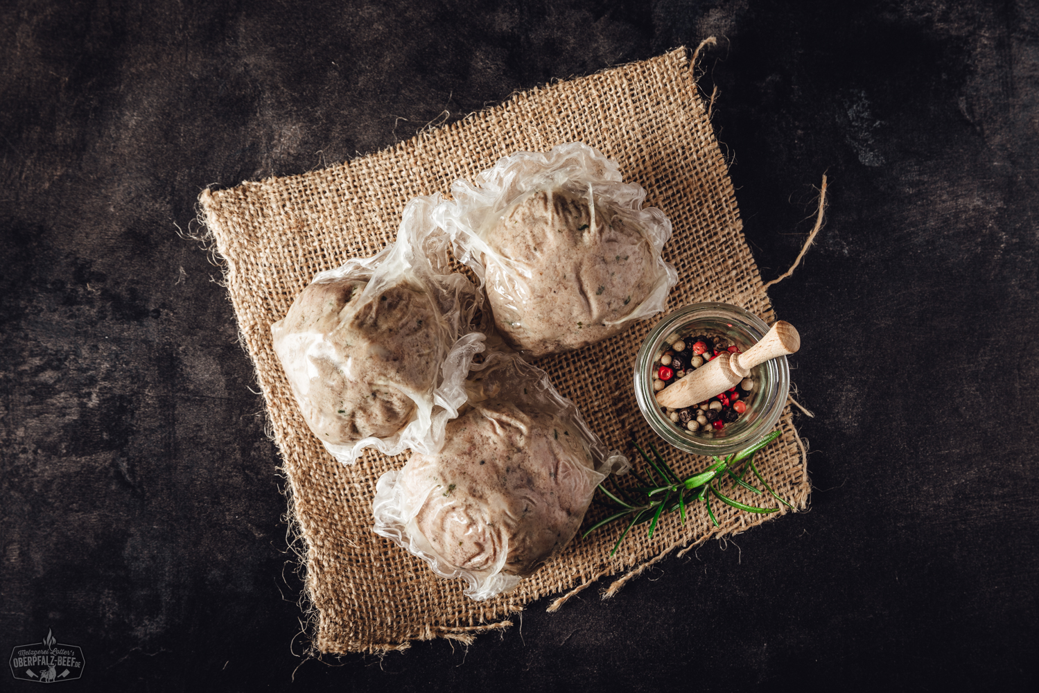 Oberpfälzer Leberknödel im Naturdarm – Hausgemachte Spezialität aus Bayern Oberpfälzer Leberknödel im Portionsdarm – Traditionelle bayerische Spezialität aus der Oberpfalz, herzhaft zubereitet und ideal für Suppen oder als eigenständiges Gericht.