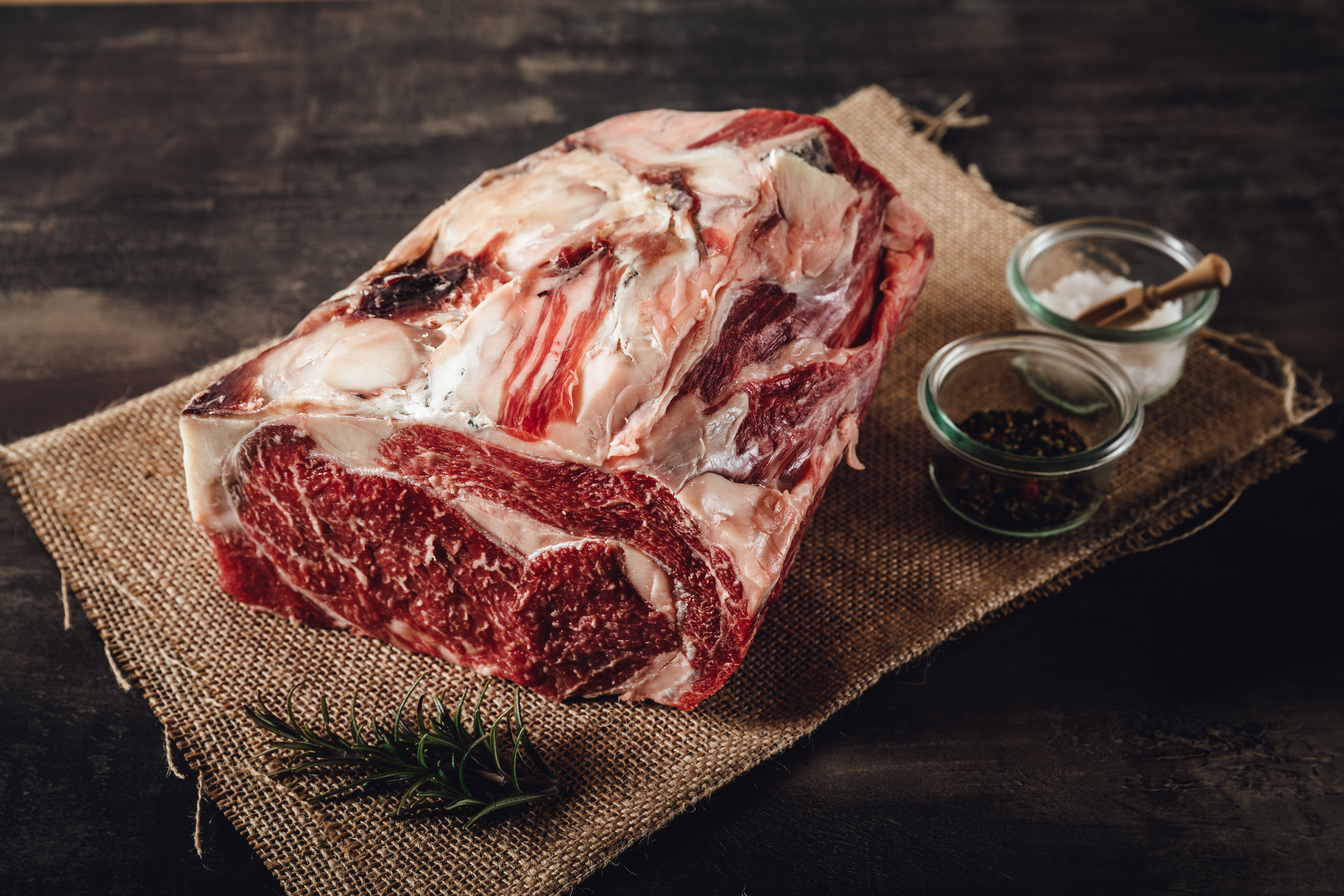 Ochse auf grüner Weide in der Oberpfalz - Hochwertiges Oberpfalz Beef Rindfleisch Bild zeigt ein Oberpfalz Rind auf einer Weide stehend, umgeben von grüner Natur und blauem Himmel, steht für regionale Rinderzucht und hochwertige Fleischqualität.
