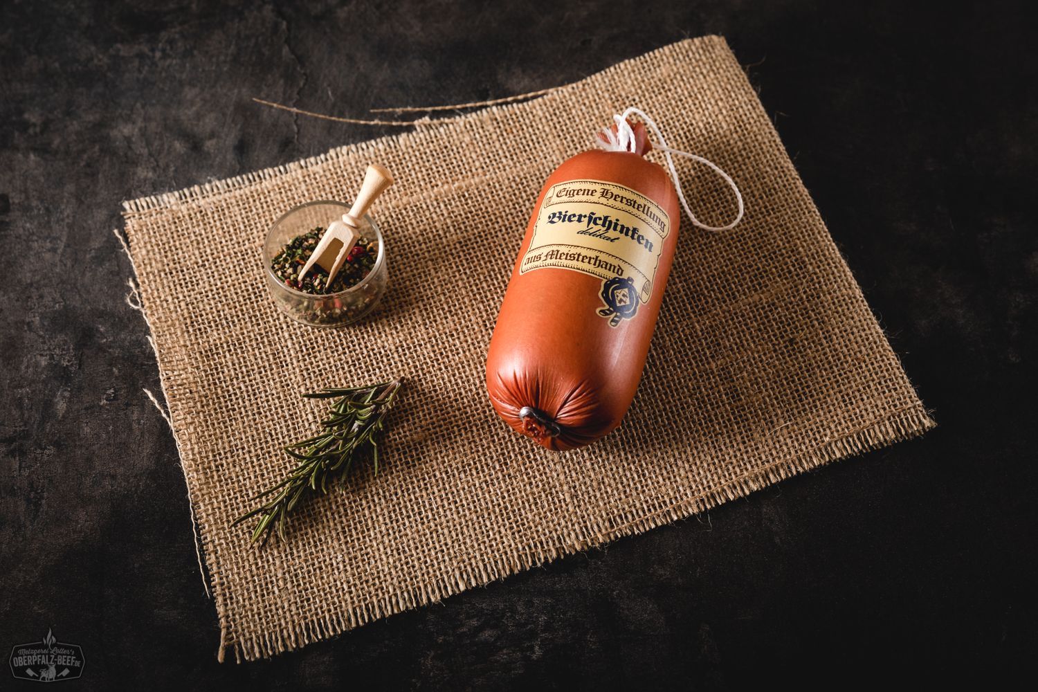 Portionsweise verpackter Bierschinken – vakuumierte Scheiben Wurst mit sichtbaren Einlagen aus magerem Schweinefleisch und Fett, appetitlich angerichtet vor neutralem Hintergrund, ideal für Brotzeit oder Vesper.