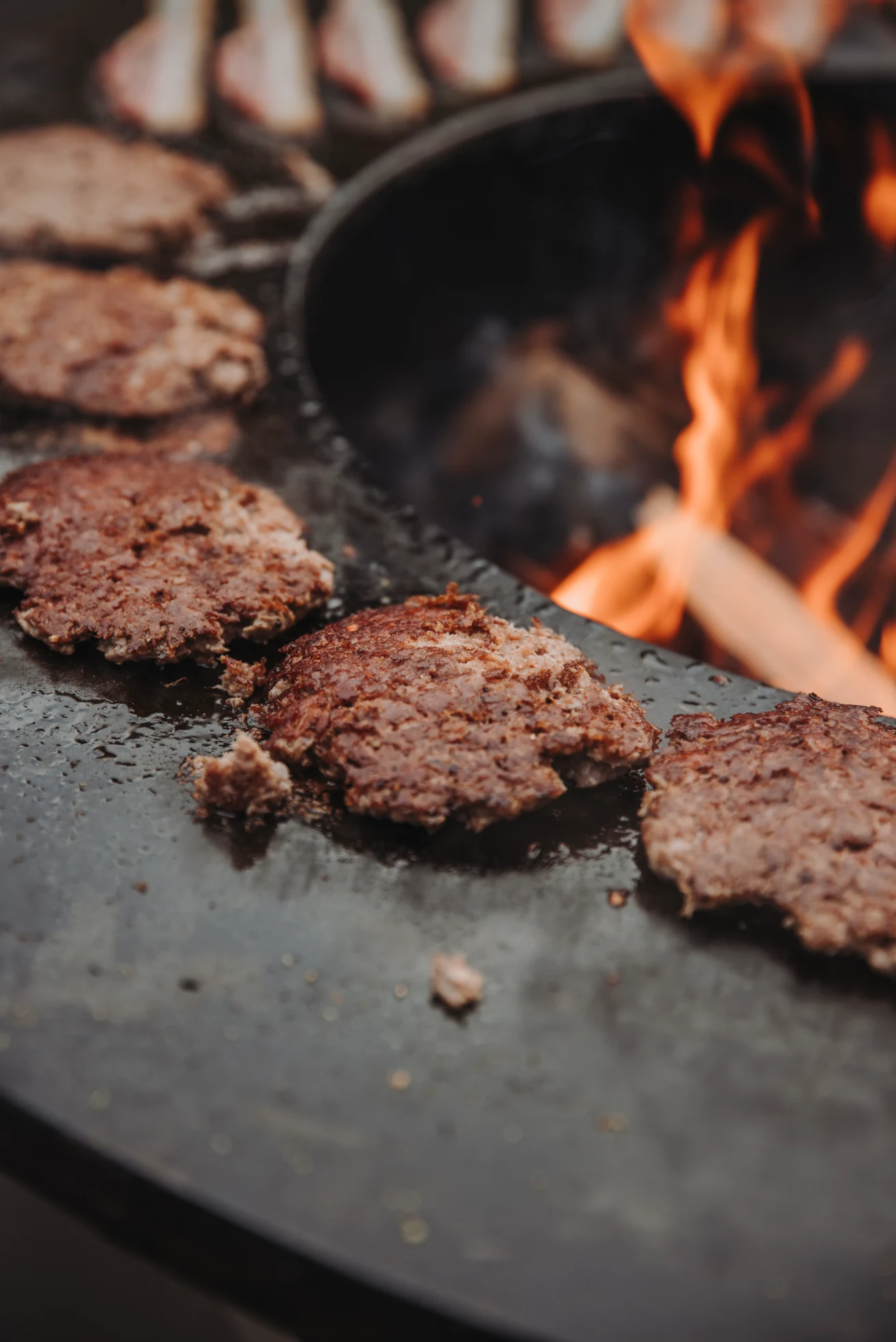 Smashed Burger auf dem Flachgriller