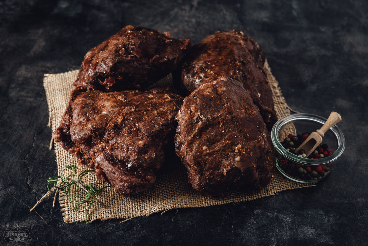 Sous-vide gegarte Oberpfälzer Kalbsbäckchen auf Servierteller – zart & saftig zubereitet Sous-vide vorgegarte Oberpfälzer Kalbsbacken auf einem Teller mit Kräutern und Soße, präsentiert in einem eleganten Arrangement.