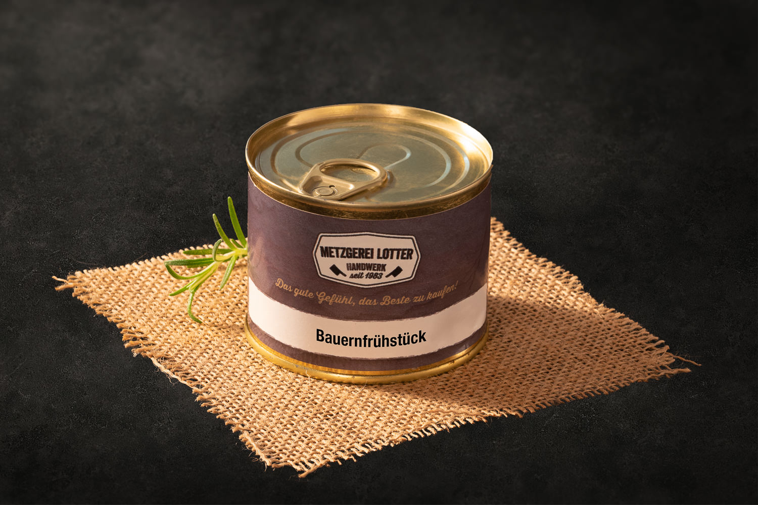 Geöffnete Dose mit deftigem Bauernfrühstück: Sichtbar sind gebratene Kartoffelstücke, Speck, Zwiebeln und Ei – herzhaft angerichtete Fertigmahlzeit mit rustikaler Hausmannskost, ideal für Camping, Outdoor und schnelle Küche.