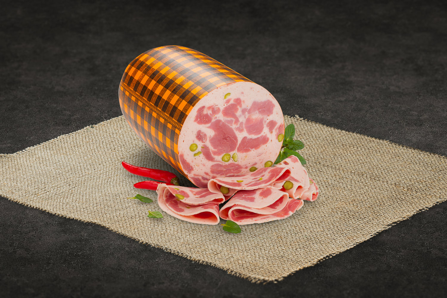 Geschnittene Putenwurst auf Holzbrett, gleichmäßig arrangiert mit sichtbarer feiner Struktur, im Hintergrund dekorative Salatblätter und Gewürze – hochwertige Geflügelwurst als regionale Spezialität aus der Oberpfalz.