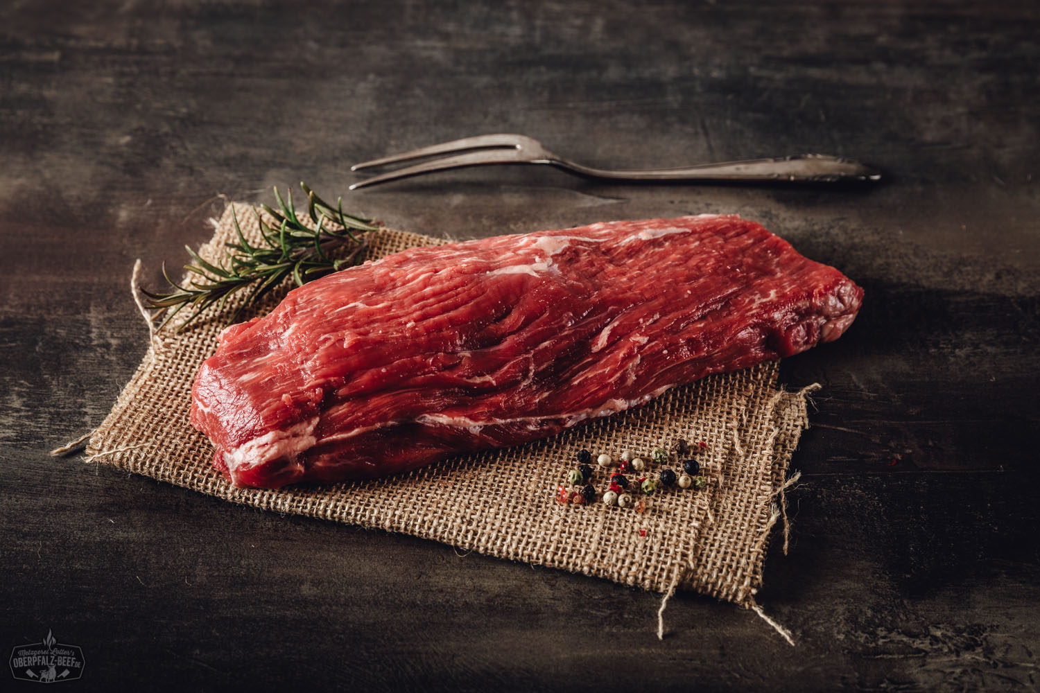 Rohes Teres Major Steak vom Oberpfalz-Rind auf dunklem Untergrund, gut marmoriert, frisch zugeschnitten, mit sichtbarer Fleischstruktur – hochwertiges Wet Aged Rindfleisch aus der Oberpfalz für Premium BBQ und Fleischgenuss.