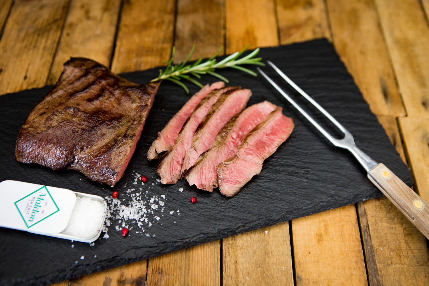 Flat Iron Steak vom Oberpfalz-Rind – zartes Wet Aged Rindfleisch in Premiumqualität Rohes Flat Iron Steak vom Oberpfalz-Rind auf dunklem Untergrund, hell ausgeleuchtet; das fein marmorierte, gleichmäßig geschnittene Stück Fleisch liegt bereit zum Zubereiten – perfekte Fleischstruktur und Frische für hochwertiges Rindfleisch-Erlebnis.