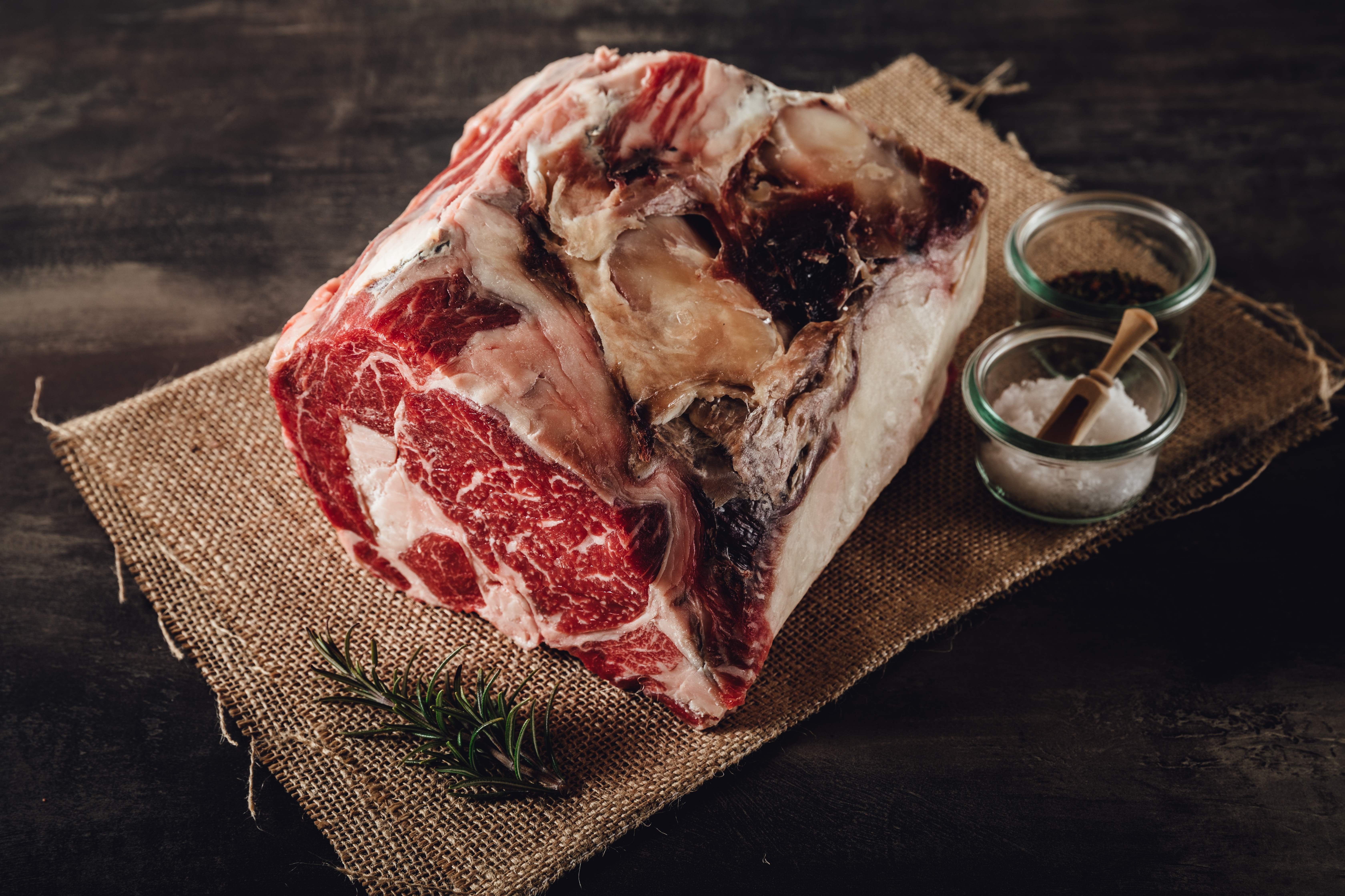 Ochse auf grüner Weide in der Oberpfalz - Hochwertiges Oberpfalz Beef Rindfleisch Bild zeigt ein Oberpfalz Rind auf einer Weide stehend, umgeben von grüner Natur und blauem Himmel, steht für regionale Rinderzucht und hochwertige Fleischqualität.