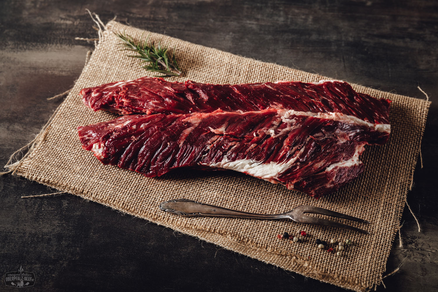 Hanging Tender (Onglet) Wet Aged vom Oberpfalz Rind – Premium Rindfleischqualität Rohes Hanging Tender (Onglet) vom Oberpfalz-Rind, wet-aged gereift, auf dunkler Unterlage mit sichtbarer Fleischstruktur und feiner Marmorierung – hochwertiges Rindfleisch für Gourmet-Zubereitungen.