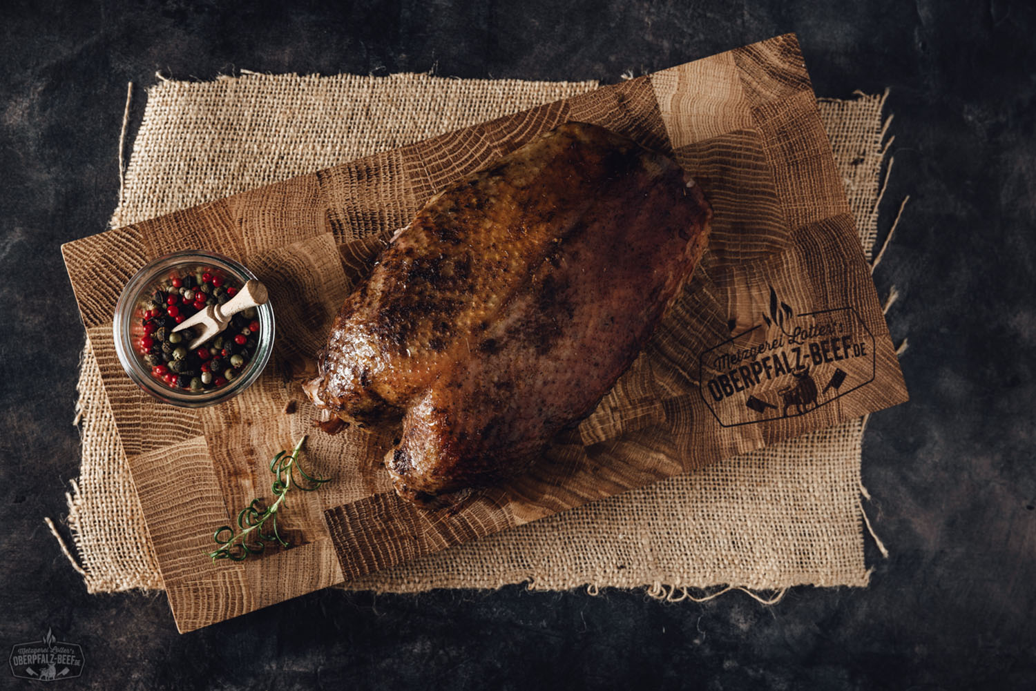 Sous-vide gegarte Gänsebrust mit Knochen – zart & saftig gekocht Vorgegarte Gänsebrust mit Knochen, sous-vide gegart, aufgeschnitten und saftig braun gebraten, angerichtet auf einem dunklen Teller mit goldbrauner Kruste – festliches Geflügelgericht für Weihnachten oder besondere Anlässe.