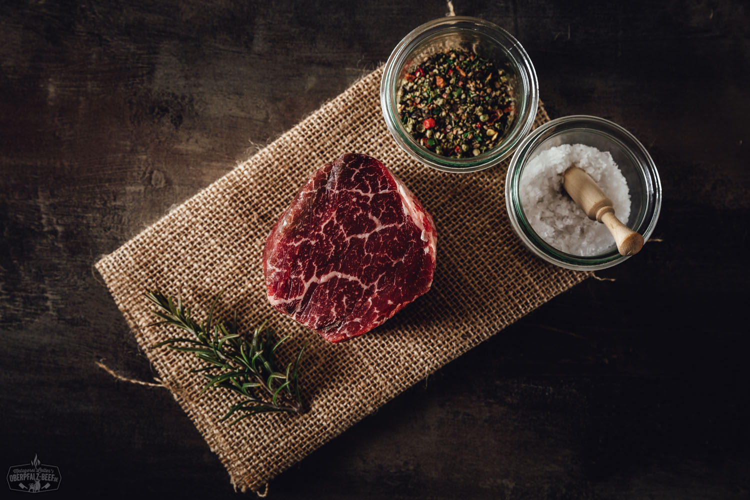 Dry Aged Filetsteak von der alten Kuh – Premium Rindfleischqualität Nahaufnahme eines perfekt gegrillten Dry Aged Filetsteaks von der alten Kuh auf einem dunklen Holzbrett, mit sichtbaren Grillstreifen, saftigem rosa Kern und leichter Marmorierung – hochwertiges Premium-Rindfleisch für Feinschmecker und Steakliebhaber.