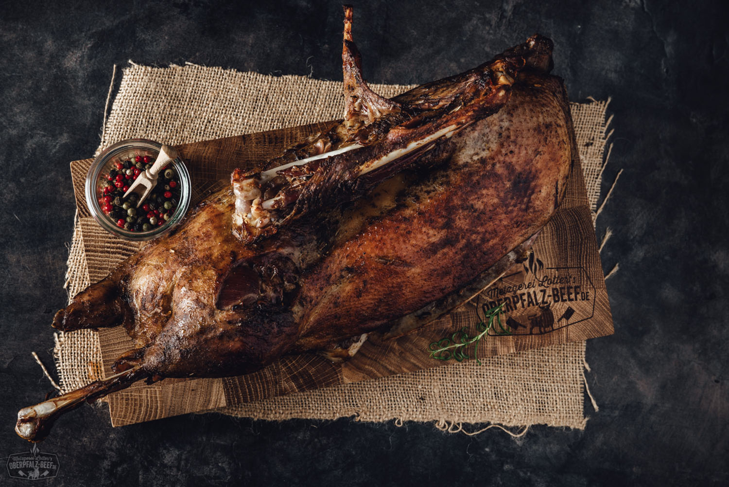 Halbe vorgegarte Oberpfälzer Bauern-Weihnachtsgans Sous-vide gegart – zart & knusprig Halbe Sous-Vide vorgegarte Oberpfälzer Bauern Weihnachtsgans auf einem Teller, umgeben von frischen Kräutern und Gewürzen, perfekt zubereitet für festliche Anlässe.