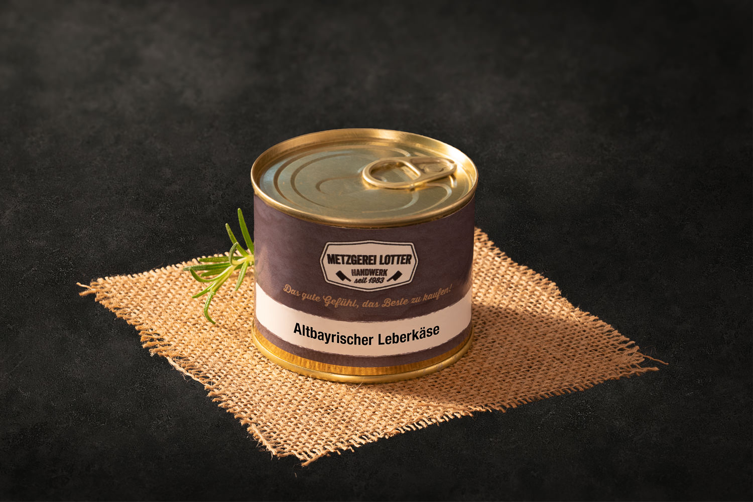 Altbayerischer Leberkäse in geöffneter Konservendose auf hellem Untergrund, mit sichtbarer Fleischstruktur und traditionellem Etikett – typisch bayerische Spezialität als haltbares Dosenprodukt.