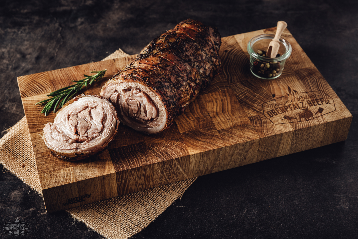Sous-vide Rollbraten vom Juradistlamm – zart vorgegartes Premium-Lammfleisch Ein köstlicher, sous-vide vorgegarter Rollbraten vom Juradistl-Lamm, sorgfältig gewürzt und für ein zartes und saftiges Geschmackserlebnis zubereitet. Perfekt für Gourmets und Fleischliebhaber, die hochwertiges Oberpfalz-Beef schätzen.