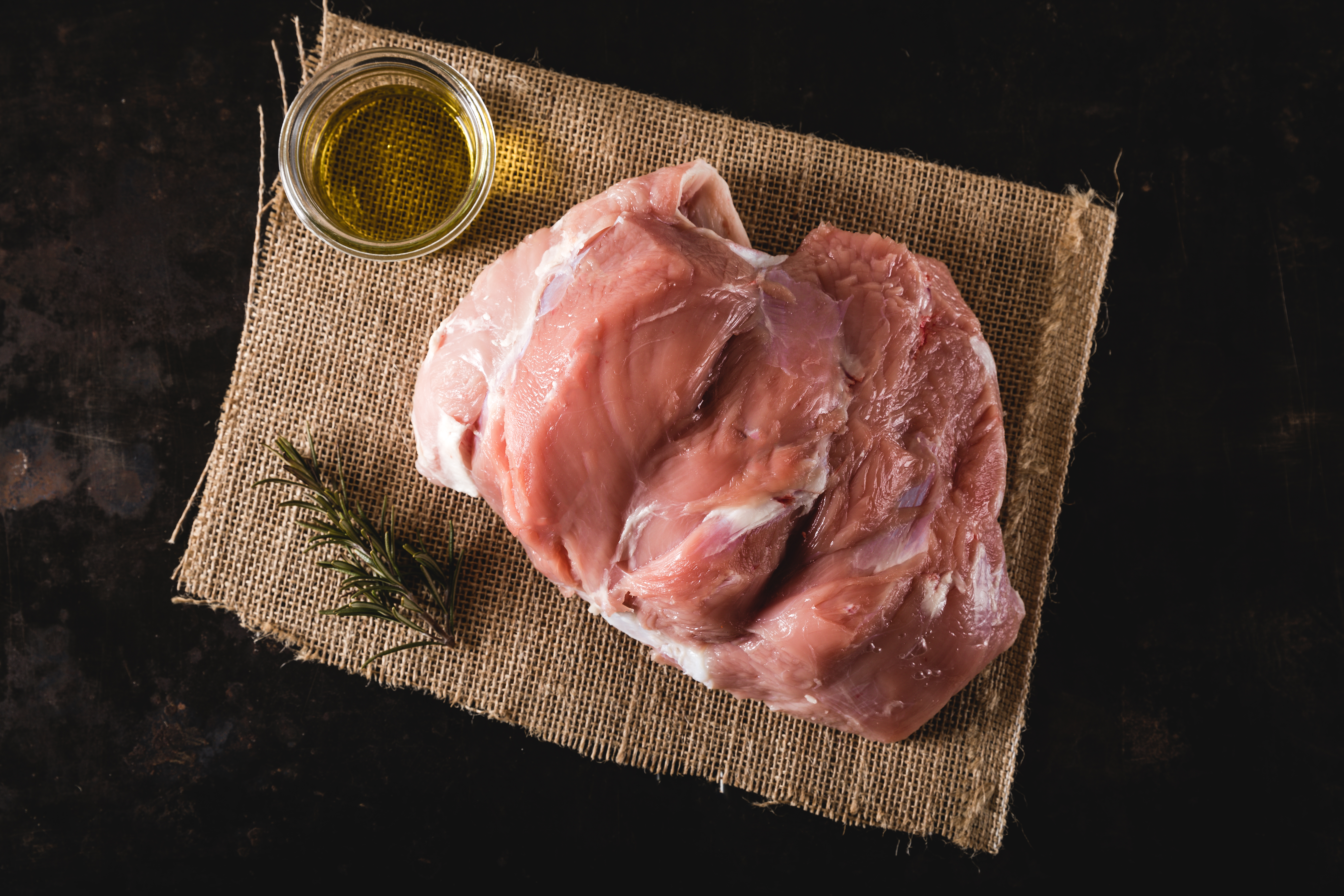 Oberpfalz Beef Fleischqualität Rinderhälfte 001 - Premium Rindfleisch aus Bayern Bild von Oberpfalz Beef: Frische Rückansicht einer Rindfleischhälfte, bereit zur Verarbeitung. Hochwertiges Rindfleisch in Metzgerqualität, perfekt für regionale Spezialitäten und Premium-Fleischwaren.