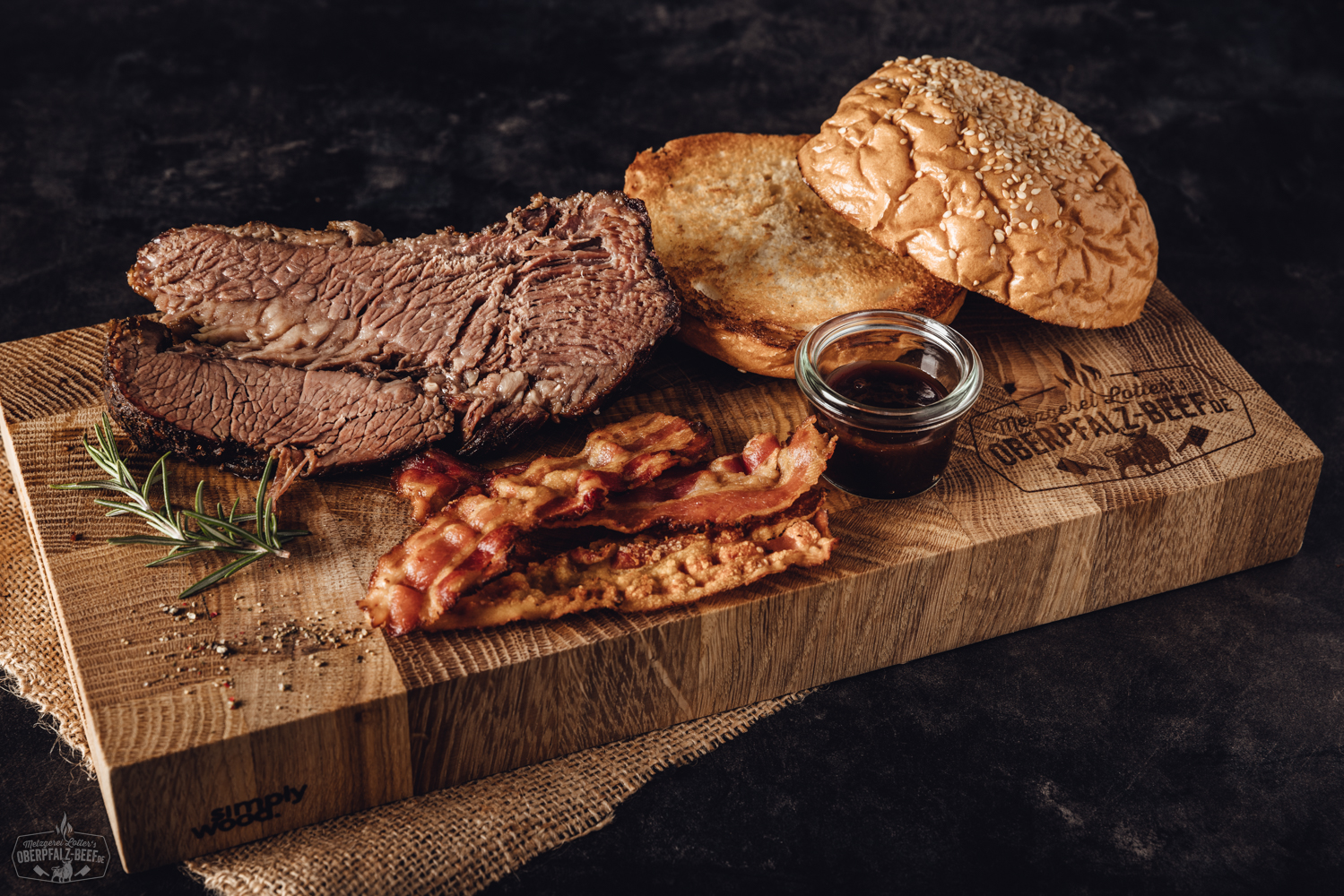 Sous-vide gegarte Beef Brisket Box vom Oberpfalz-Rind – zartes Rindfleisch in Premiumqualität Sous Vide vorgegarte Beef Brisket Box vom Oberpfalz Rind, hochwertige Fleischpräsentation in Verpackung, ideal für Grillen und kulinarische Events.